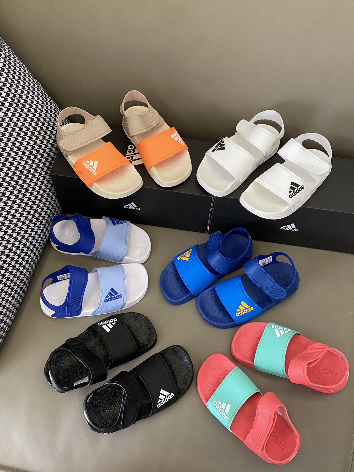 图片[2]-原图直出🌟 新一代AD 儿童魔术贴露趾轻便运动凉鞋，耐磨防滑橡胶底鞋面也是采用环保橡胶材质✅夏天穿着凉快不闷脚👍🏻轻便超软鞋底，时尚和运动结合，百搭又舒适～-选品中心