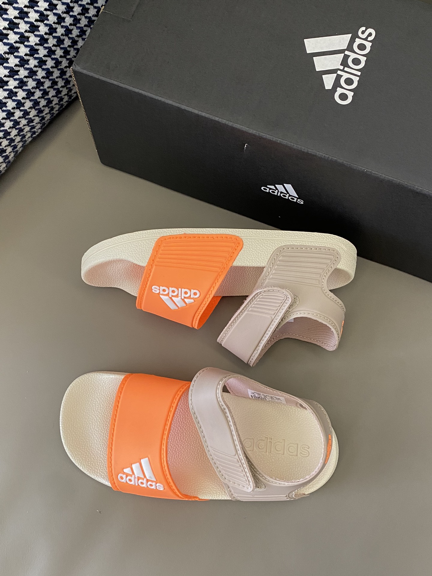 图片[6]-原图直出🌟 新一代AD 儿童魔术贴露趾轻便运动凉鞋，耐磨防滑橡胶底鞋面也是采用环保橡胶材质✅夏天穿着凉快不闷脚👍🏻轻便超软鞋底，时尚和运动结合，百搭又舒适～-选品中心