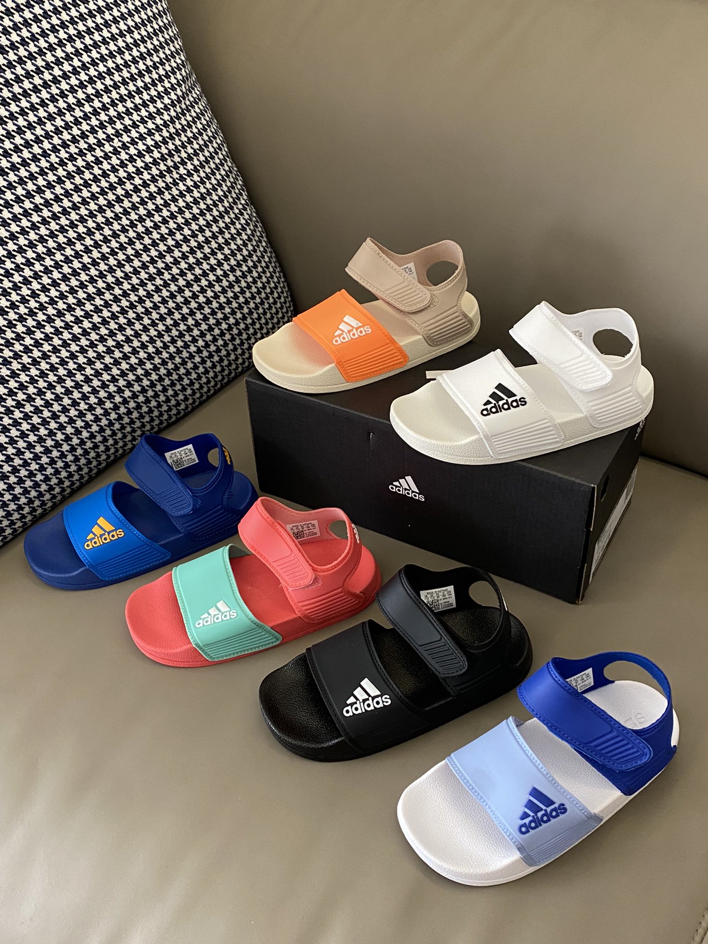 图片[7]-原图直出🌟 新一代AD 儿童魔术贴露趾轻便运动凉鞋，耐磨防滑橡胶底鞋面也是采用环保橡胶材质✅夏天穿着凉快不闷脚👍🏻轻便超软鞋底，时尚和运动结合，百搭又舒适～-选品中心