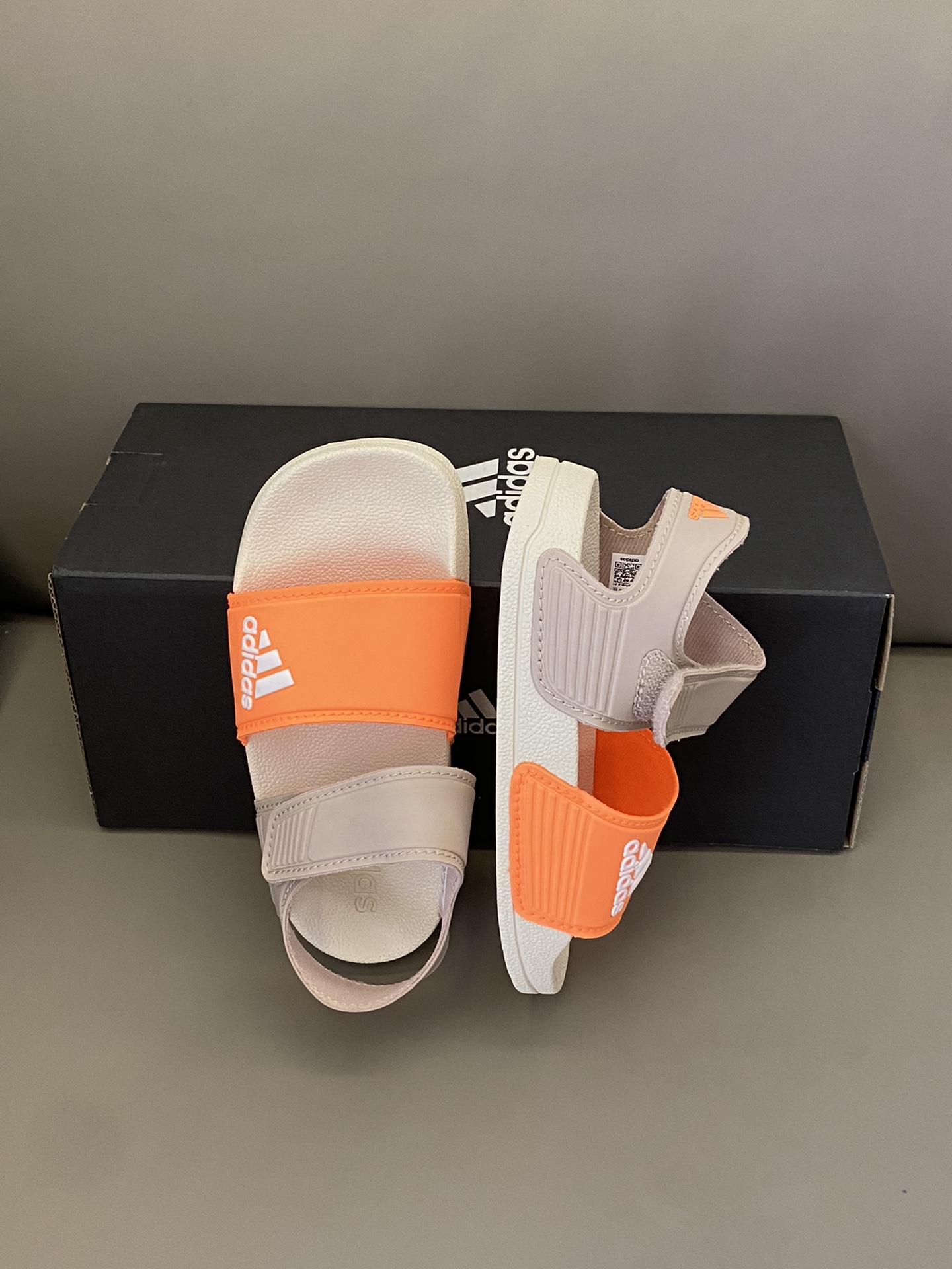 图片[5]-原图直出🌟 新一代AD 儿童魔术贴露趾轻便运动凉鞋，耐磨防滑橡胶底鞋面也是采用环保橡胶材质✅夏天穿着凉快不闷脚👍🏻轻便超软鞋底，时尚和运动结合，百搭又舒适～-选品中心