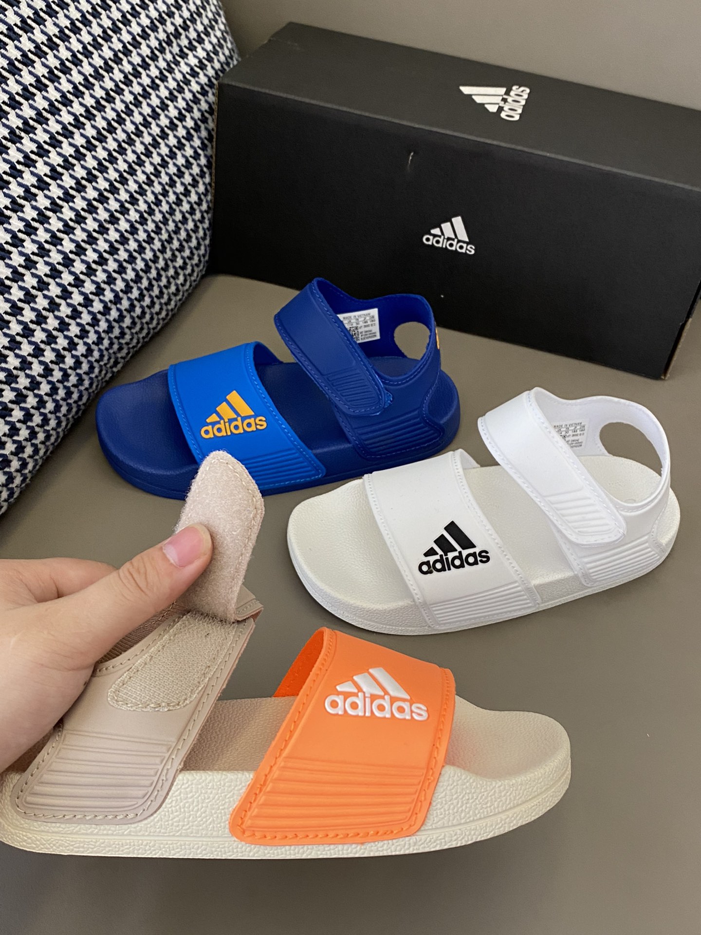 图片[8]-原图直出🌟 新一代AD 儿童魔术贴露趾轻便运动凉鞋，耐磨防滑橡胶底鞋面也是采用环保橡胶材质✅夏天穿着凉快不闷脚👍🏻轻便超软鞋底，时尚和运动结合，百搭又舒适～-选品中心