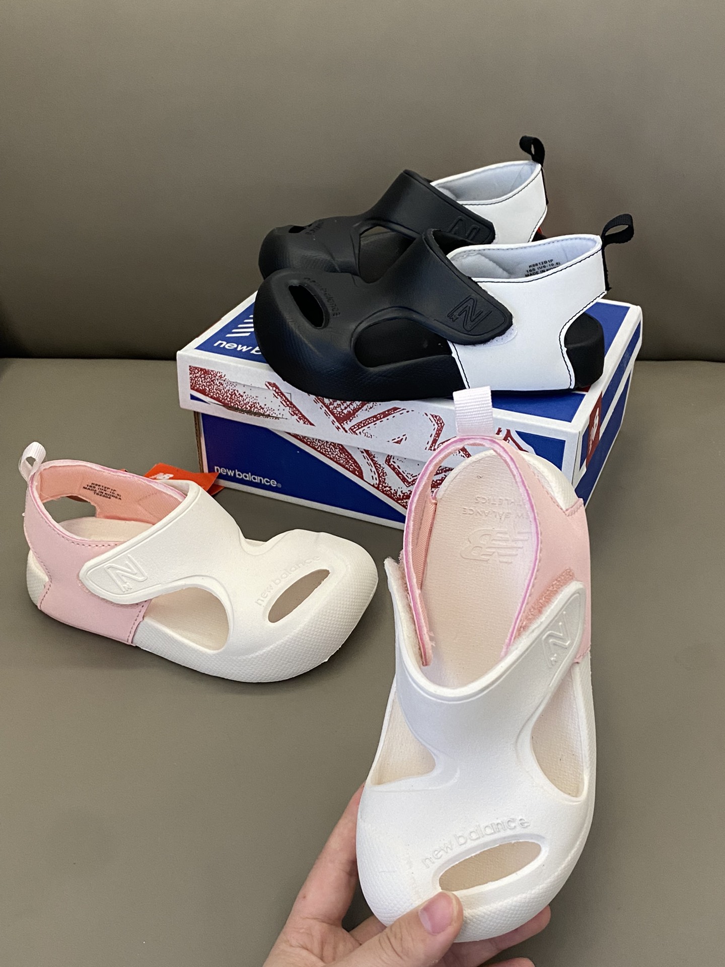 图片[6]-原图直出🌟 任何人错过这双NB Korea包头镂空魔术贴凉鞋我都会伤心的OK⁉️鞋面镂空设计，舒适不易闷汗💫开合魔术贴设计，方便宝贝穿脱😍材质柔软脚感一绝🥳好穿不磨脚～-选品中心