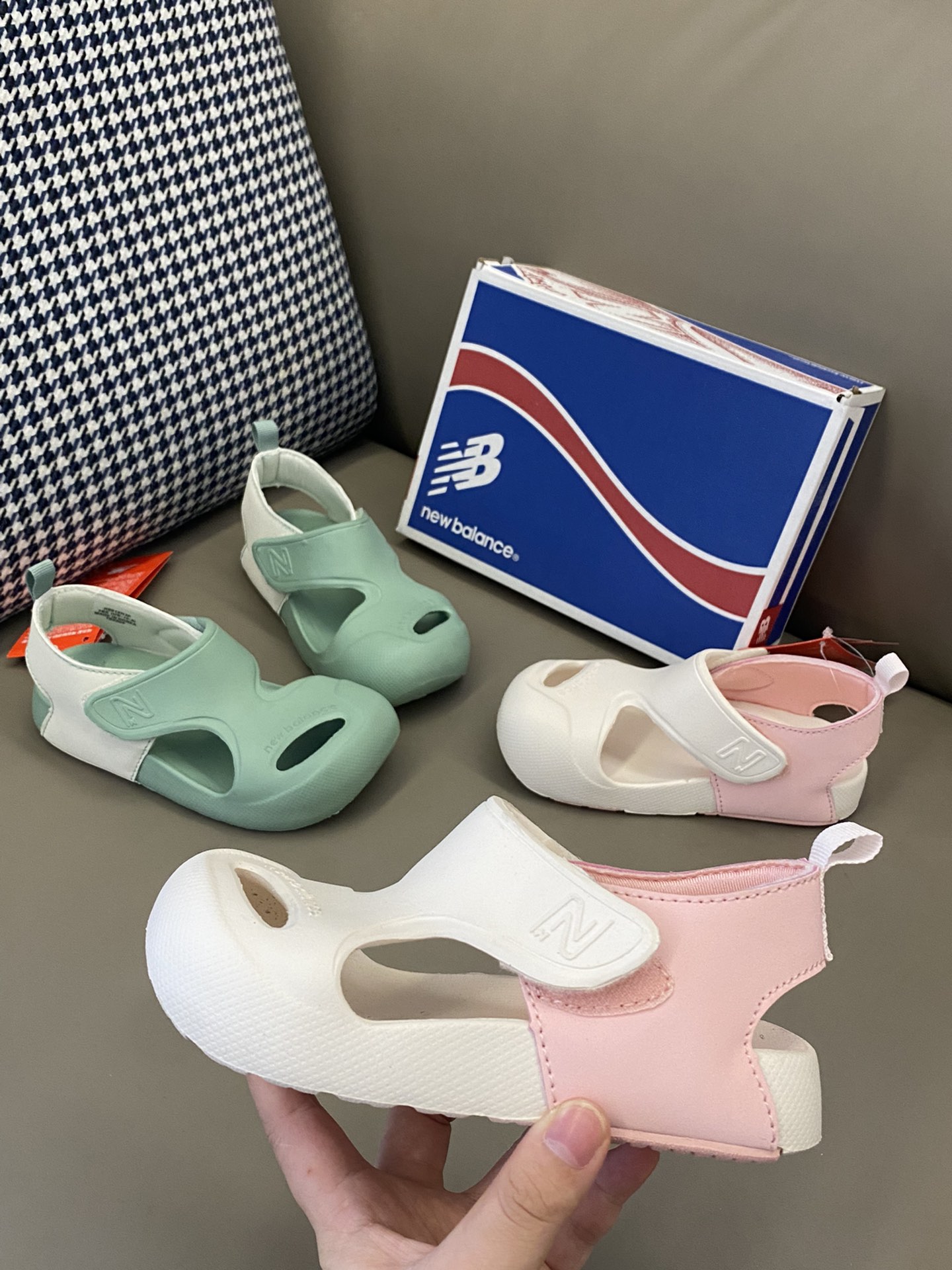 图片[3]-原图直出🌟 任何人错过这双NB Korea包头镂空魔术贴凉鞋我都会伤心的OK⁉️鞋面镂空设计，舒适不易闷汗💫开合魔术贴设计，方便宝贝穿脱😍材质柔软脚感一绝🥳好穿不磨脚～-选品中心