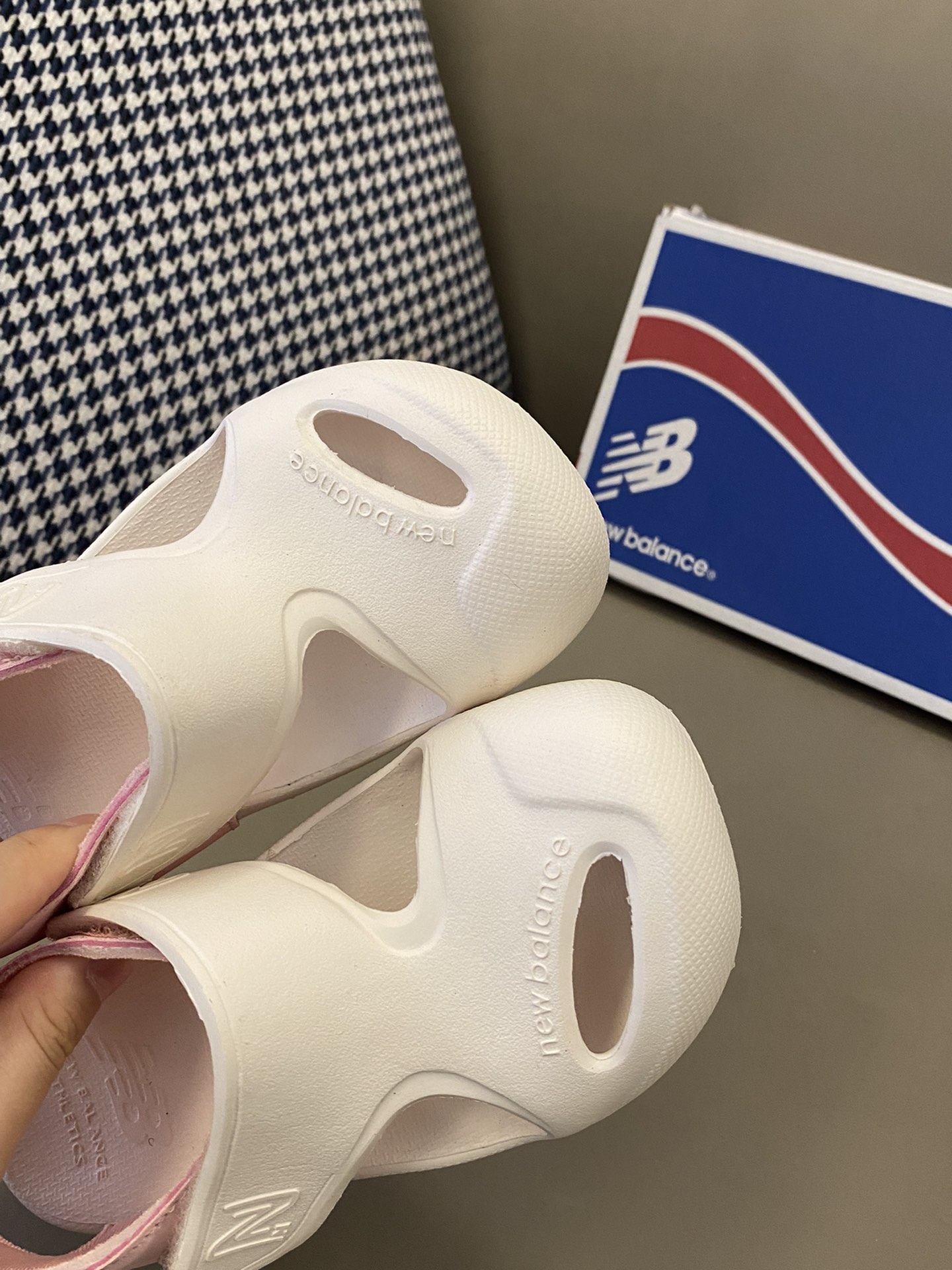 图片[7]-原图直出🌟 任何人错过这双NB Korea包头镂空魔术贴凉鞋我都会伤心的OK⁉️鞋面镂空设计，舒适不易闷汗💫开合魔术贴设计，方便宝贝穿脱😍材质柔软脚感一绝🥳好穿不磨脚～-选品中心