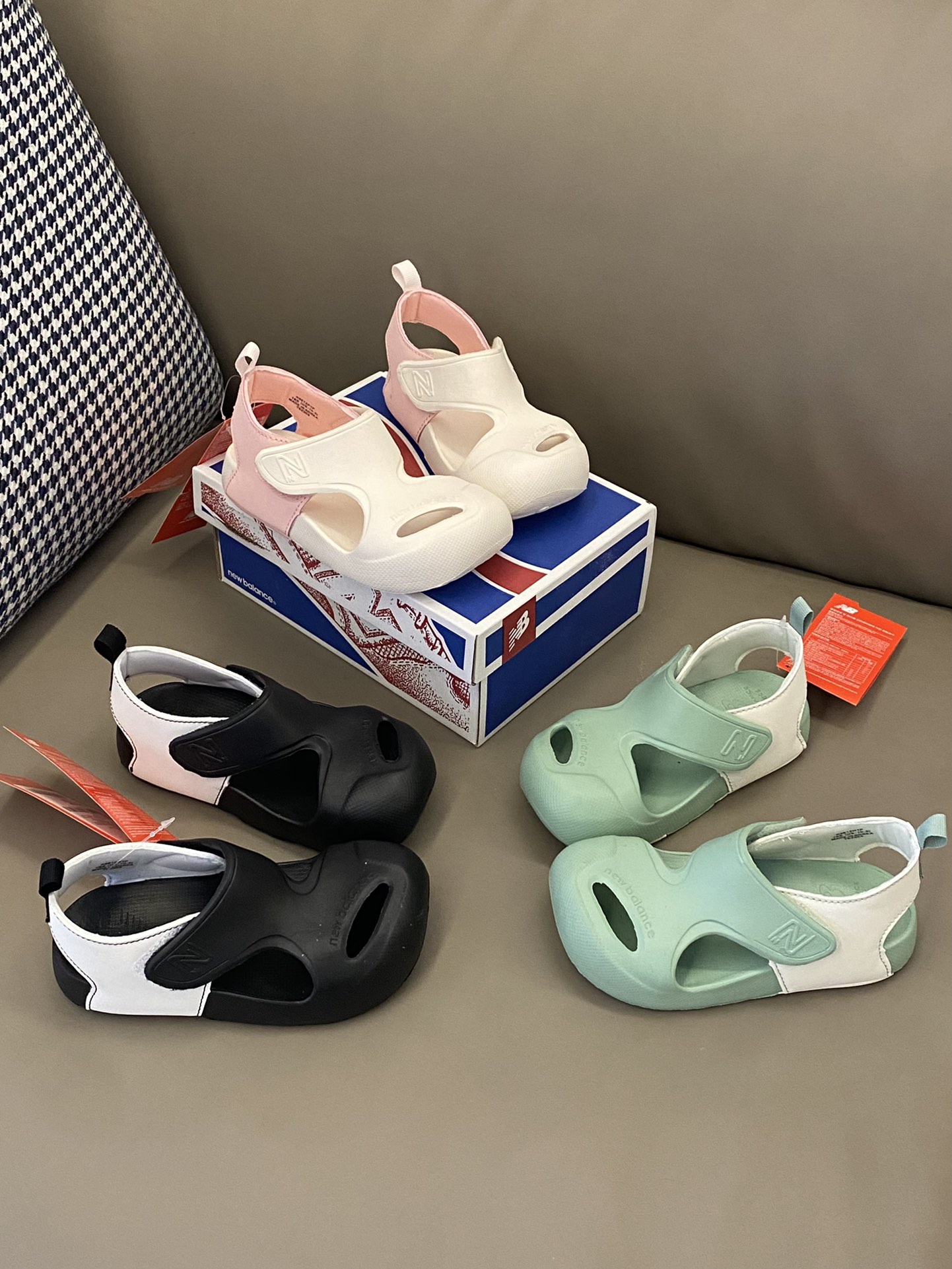 图片[8]-原图直出🌟 任何人错过这双NB Korea包头镂空魔术贴凉鞋我都会伤心的OK⁉️鞋面镂空设计，舒适不易闷汗💫开合魔术贴设计，方便宝贝穿脱😍材质柔软脚感一绝🥳好穿不磨脚～-选品中心