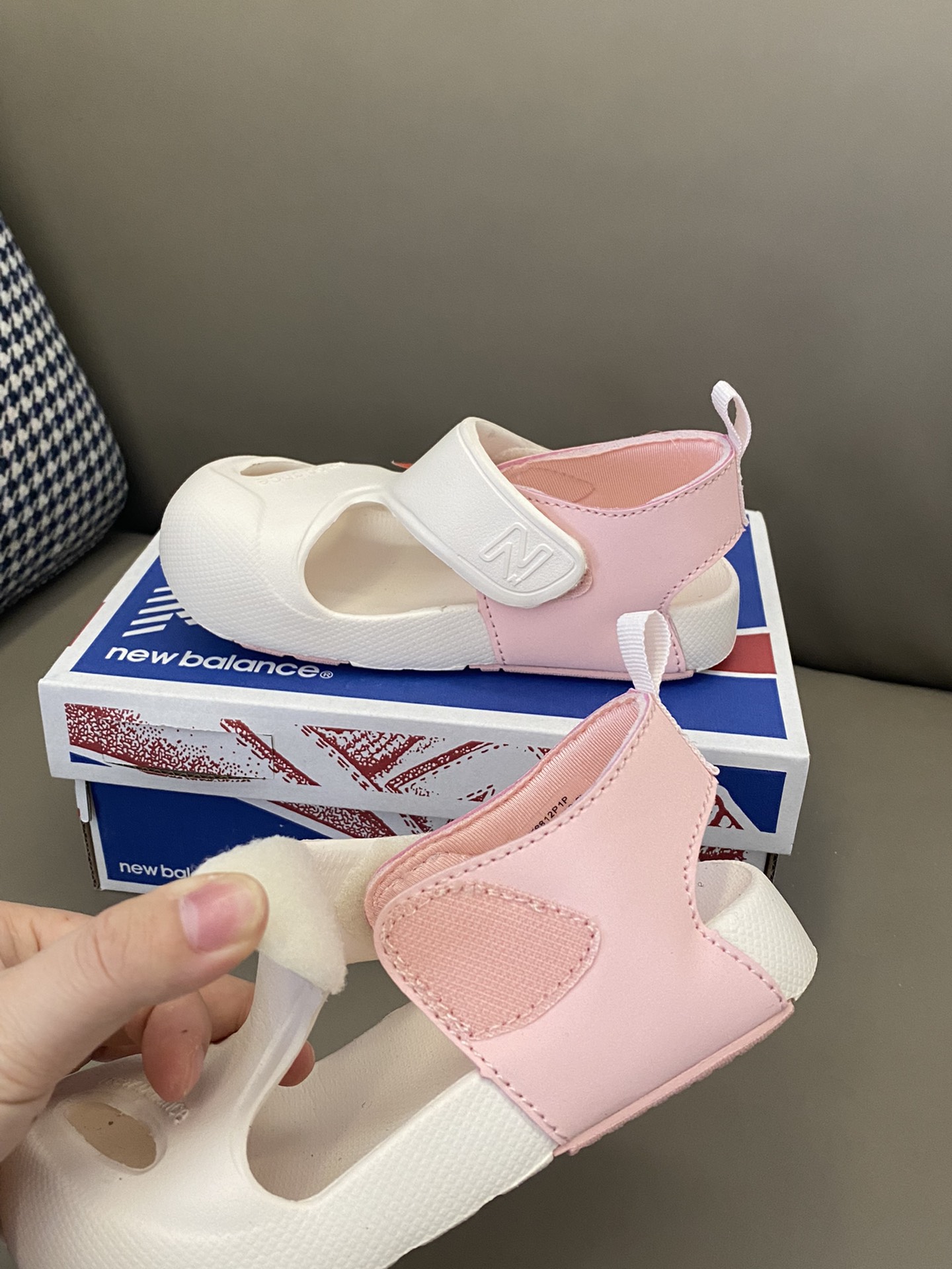 图片[2]-原图直出🌟 任何人错过这双NB Korea包头镂空魔术贴凉鞋我都会伤心的OK⁉️鞋面镂空设计，舒适不易闷汗💫开合魔术贴设计，方便宝贝穿脱😍材质柔软脚感一绝🥳好穿不磨脚～-选品中心