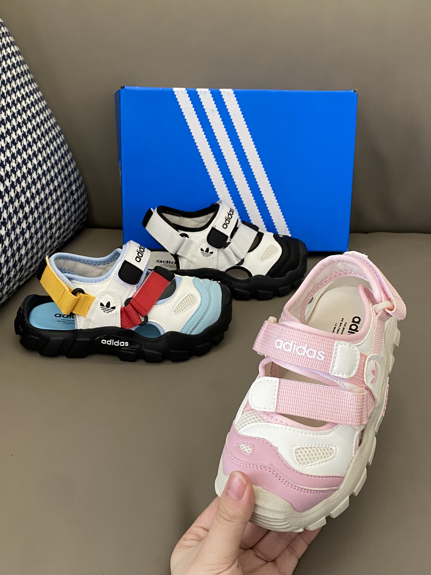 图片[2]-🌟 这款AD 三叶草360升级版海螺魔术贴凉鞋，设计感十足🌟鞋面采用优质面料，触感细腻，透气舒适💨鞋底防滑，行走更加安全😍包头设计，保护脚趾👣前后魔术贴设计方便宝贝穿脱🥰-选品中心