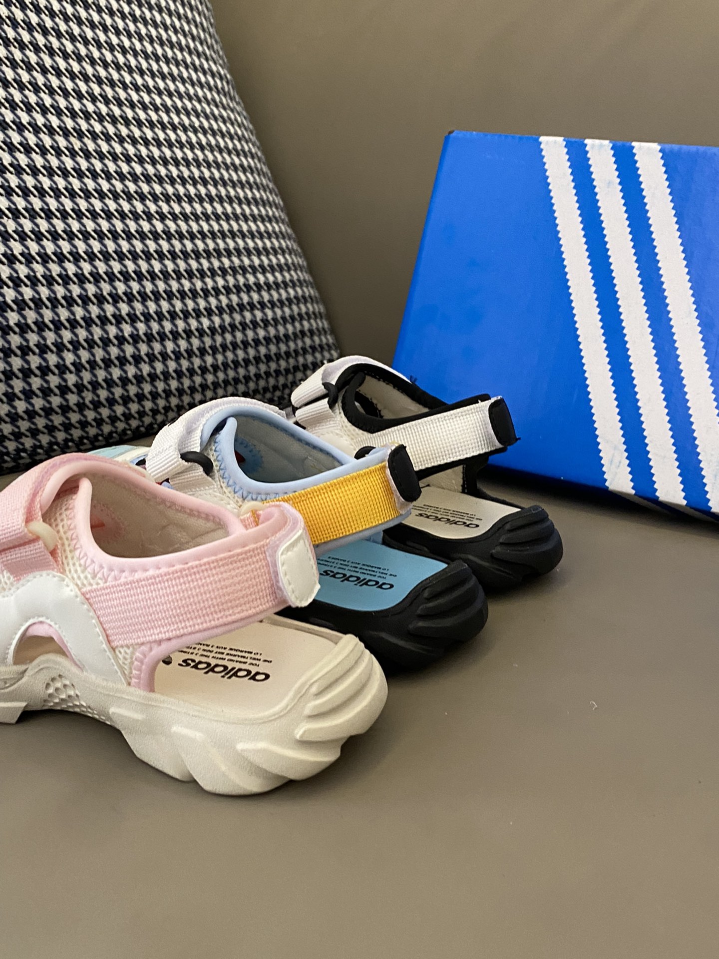 图片[4]-🌟 这款AD 三叶草360升级版海螺魔术贴凉鞋，设计感十足🌟鞋面采用优质面料，触感细腻，透气舒适💨鞋底防滑，行走更加安全😍包头设计，保护脚趾👣前后魔术贴设计方便宝贝穿脱🥰-选品中心