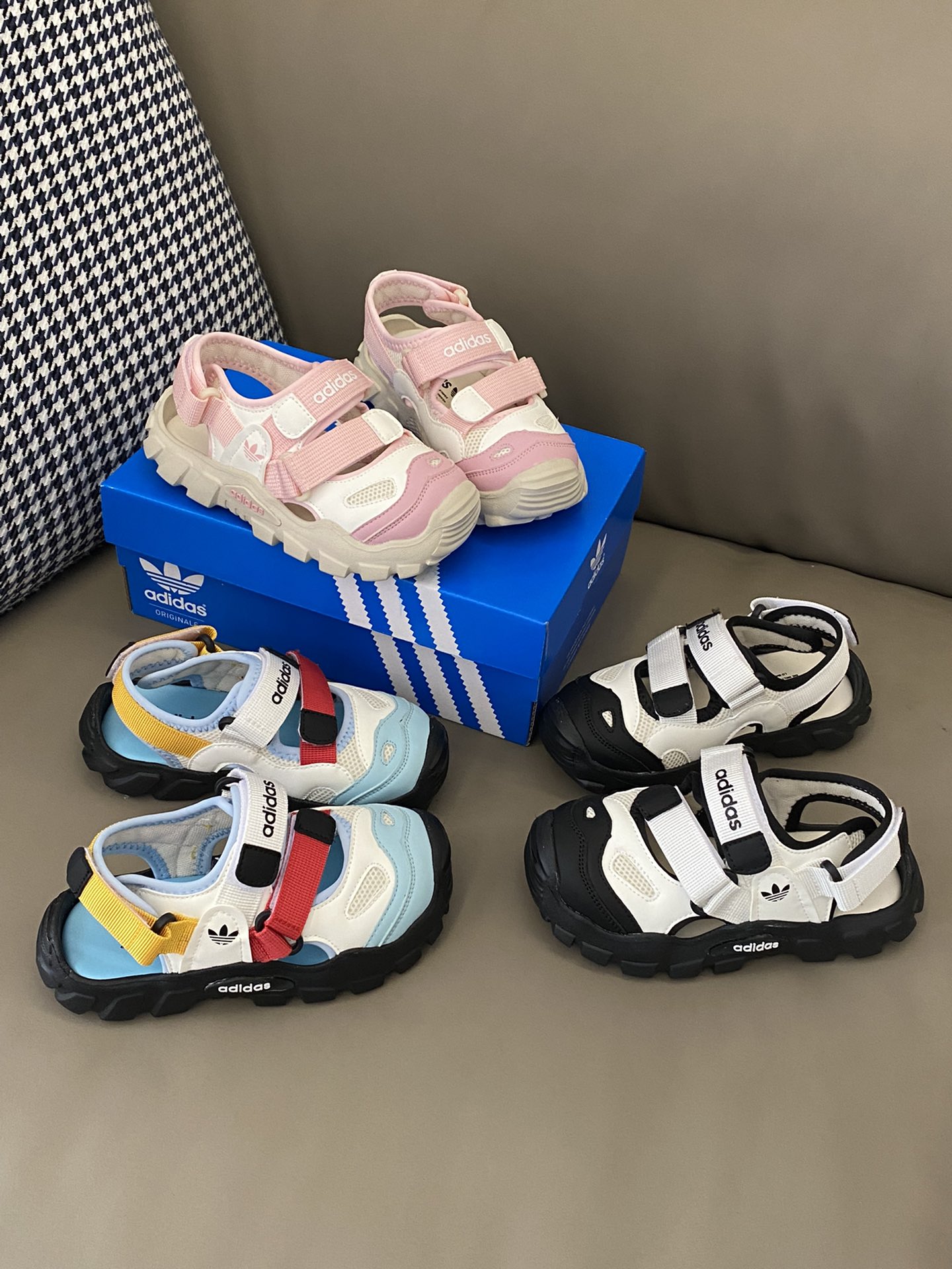 图片[8]-🌟 这款AD 三叶草360升级版海螺魔术贴凉鞋，设计感十足🌟鞋面采用优质面料，触感细腻，透气舒适💨鞋底防滑，行走更加安全😍包头设计，保护脚趾👣前后魔术贴设计方便宝贝穿脱🥰-选品中心