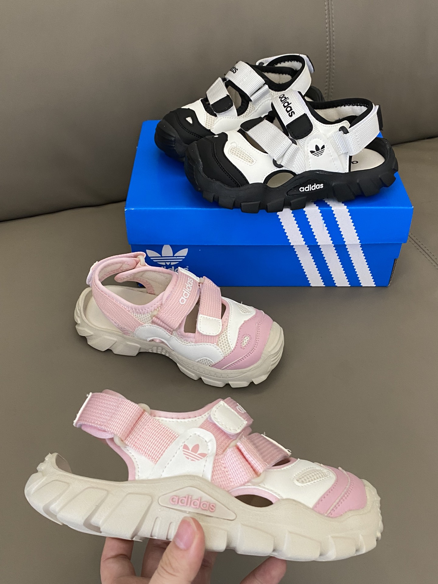 图片[6]-🌟 这款AD 三叶草360升级版海螺魔术贴凉鞋，设计感十足🌟鞋面采用优质面料，触感细腻，透气舒适💨鞋底防滑，行走更加安全😍包头设计，保护脚趾👣前后魔术贴设计方便宝贝穿脱🥰-选品中心