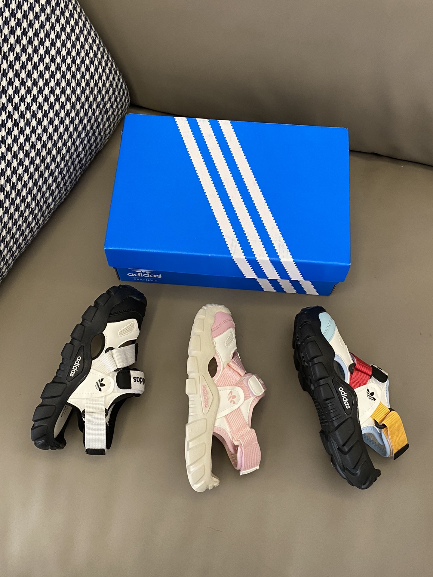 图片[5]-🌟 这款AD 三叶草360升级版海螺魔术贴凉鞋，设计感十足🌟鞋面采用优质面料，触感细腻，透气舒适💨鞋底防滑，行走更加安全😍包头设计，保护脚趾👣前后魔术贴设计方便宝贝穿脱🥰-选品中心