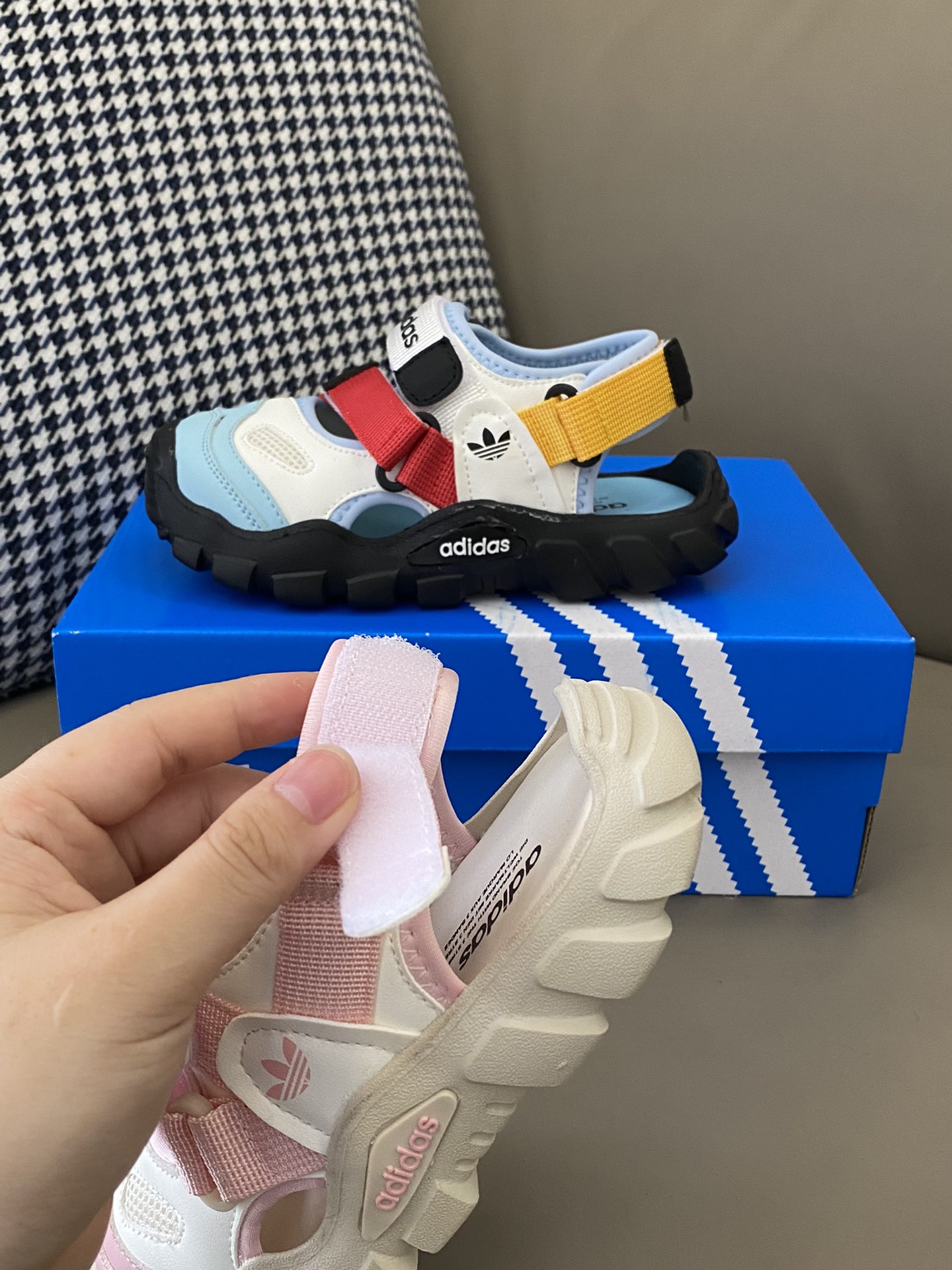 图片[3]-🌟 这款AD 三叶草360升级版海螺魔术贴凉鞋，设计感十足🌟鞋面采用优质面料，触感细腻，透气舒适💨鞋底防滑，行走更加安全😍包头设计，保护脚趾👣前后魔术贴设计方便宝贝穿脱🥰-选品中心