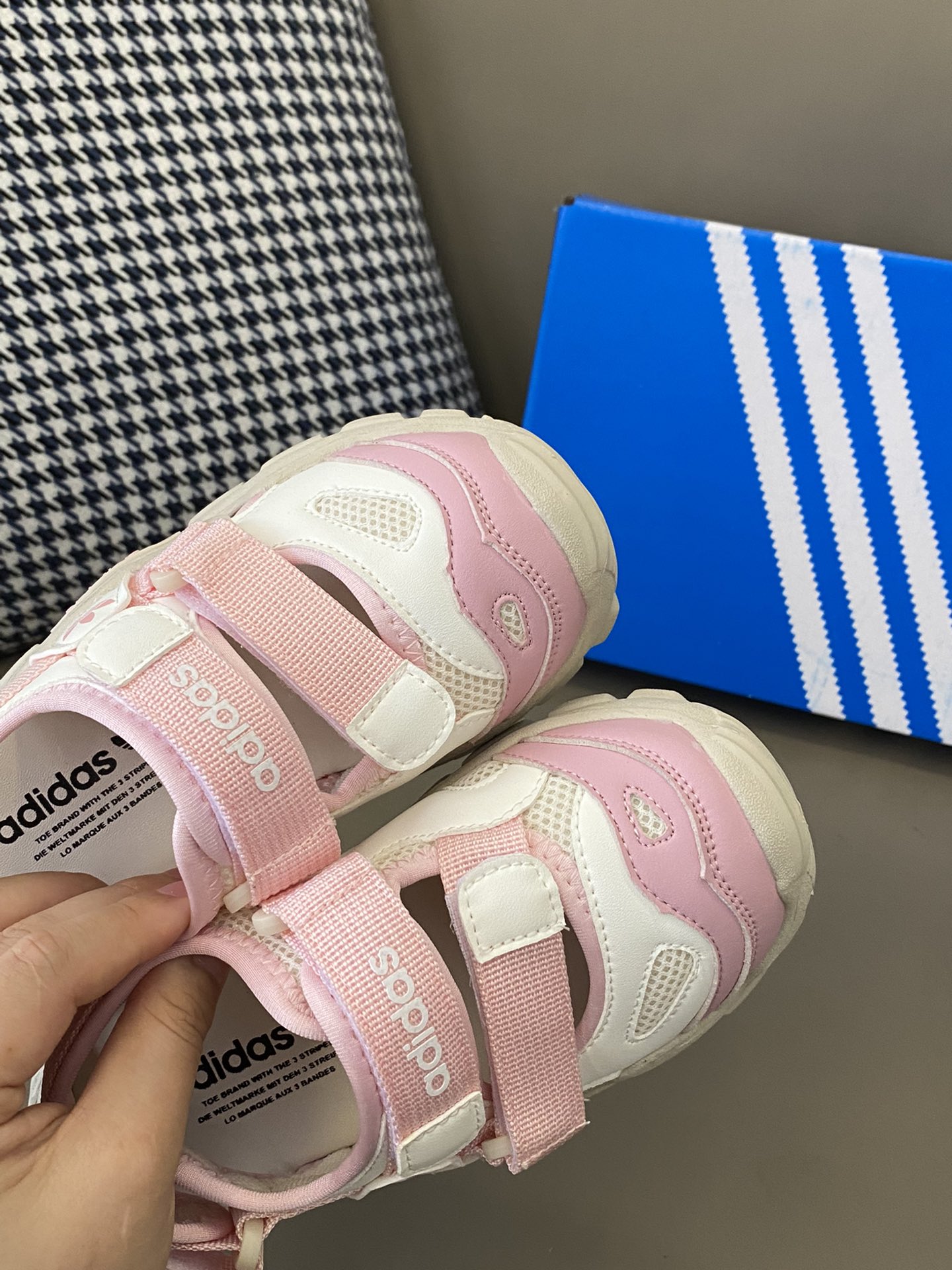 图片[7]-🌟 这款AD 三叶草360升级版海螺魔术贴凉鞋，设计感十足🌟鞋面采用优质面料，触感细腻，透气舒适💨鞋底防滑，行走更加安全😍包头设计，保护脚趾👣前后魔术贴设计方便宝贝穿脱🥰-选品中心