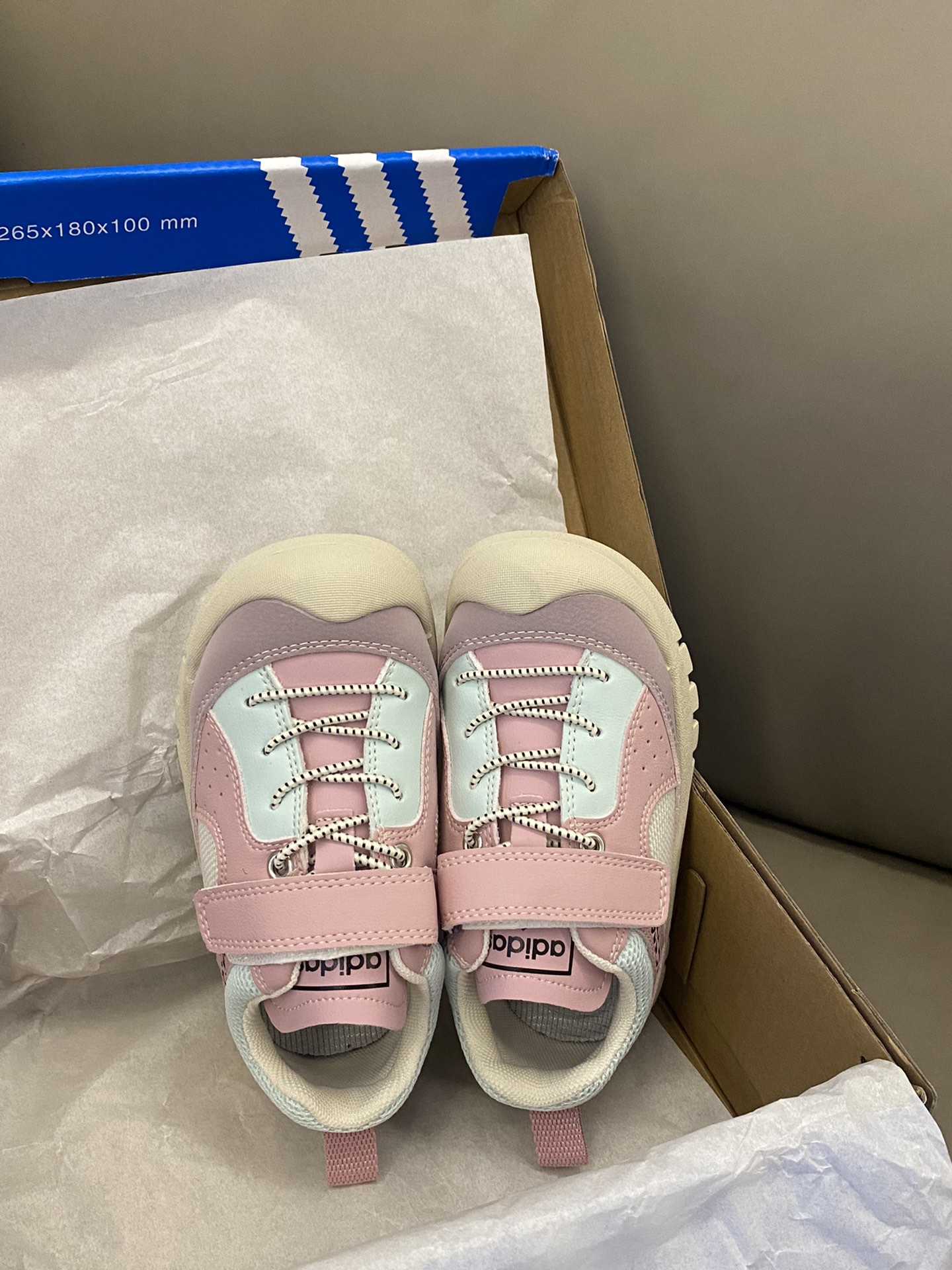 原图直出🌟 我又挖到宝啦‼️AD HA拼色网面魔术贴运动鞋登山鞋鞋面采用合成革织物，大网眼设计，清爽透气💨便捷魔术贴，方便宝贝自己穿脱🤩鞋头防撞踢，保护宝贝脚趾，橡胶鞋底防滑耐磨✅质量杠杠的，脚感舒适柔软细腻-选品中心