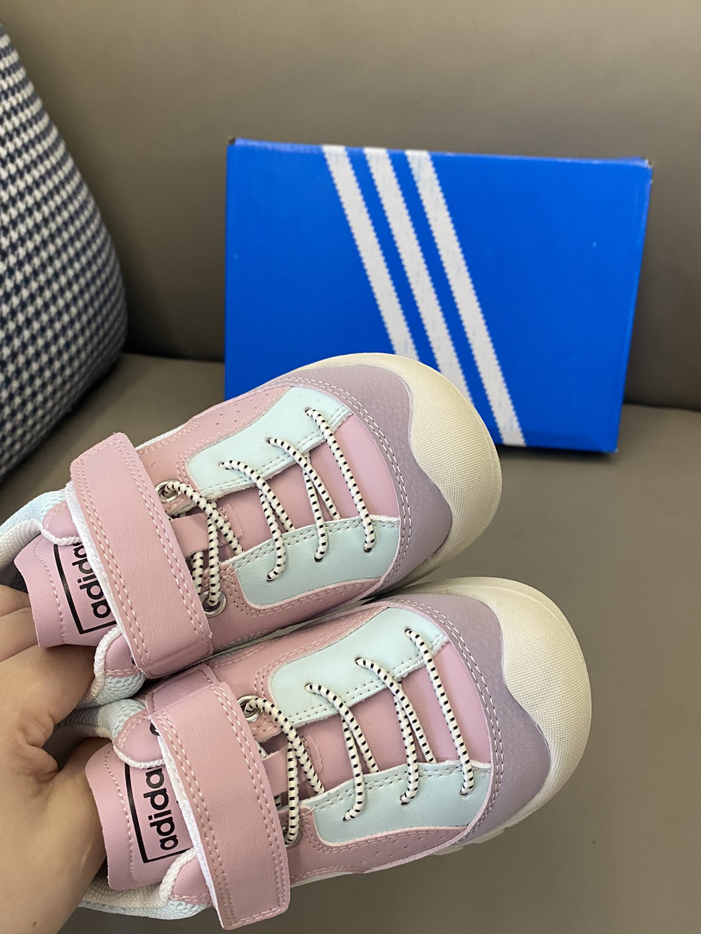 图片[7]-原图直出🌟 我又挖到宝啦‼️AD HA拼色网面魔术贴运动鞋登山鞋鞋面采用合成革织物，大网眼设计，清爽透气💨便捷魔术贴，方便宝贝自己穿脱🤩鞋头防撞踢，保护宝贝脚趾，橡胶鞋底防滑耐磨✅质量杠杠的，脚感舒适柔软细腻-选品中心