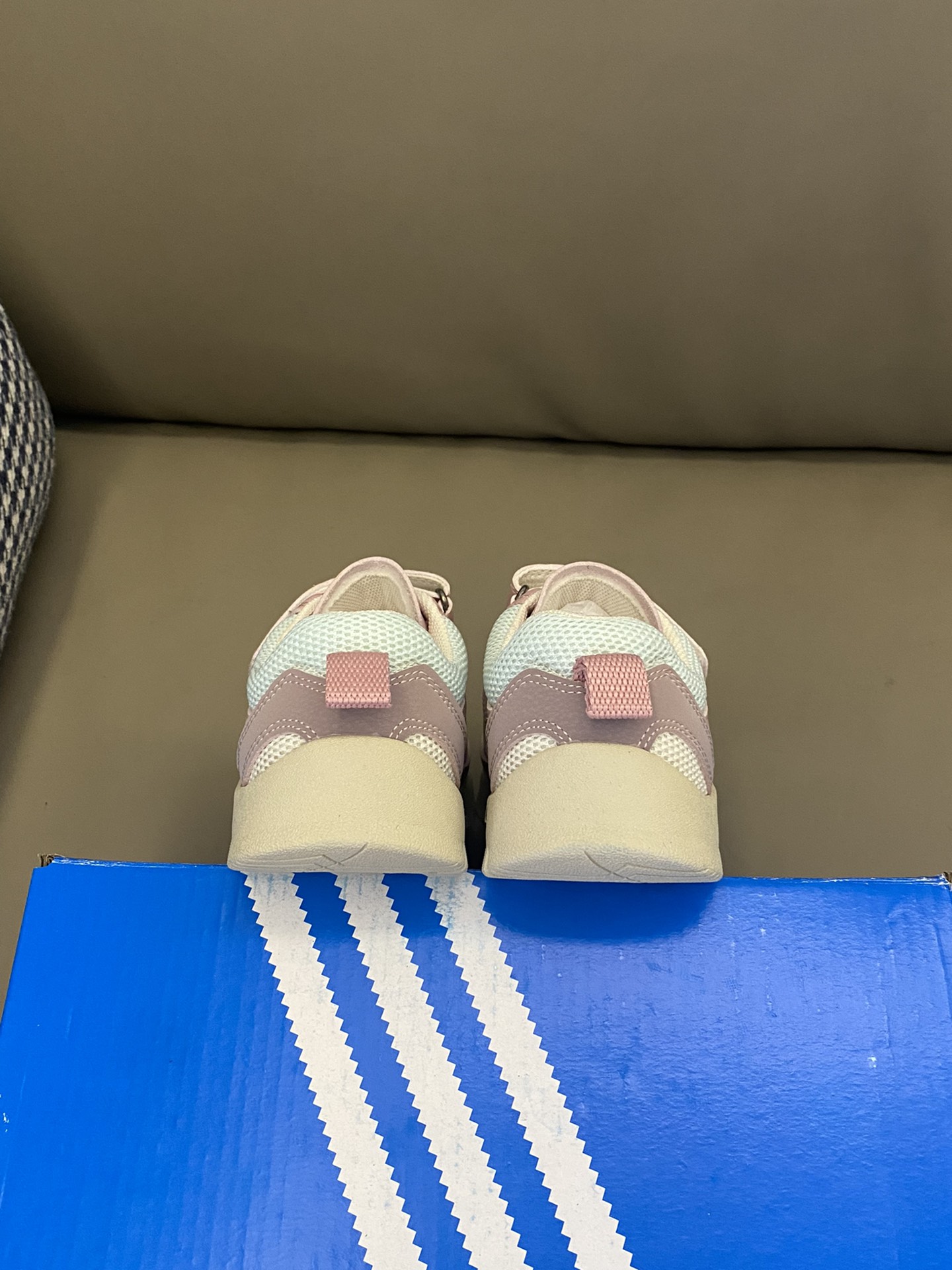 图片[4]-原图直出🌟 我又挖到宝啦‼️AD HA拼色网面魔术贴运动鞋登山鞋鞋面采用合成革织物，大网眼设计，清爽透气💨便捷魔术贴，方便宝贝自己穿脱🤩鞋头防撞踢，保护宝贝脚趾，橡胶鞋底防滑耐磨✅质量杠杠的，脚感舒适柔软细腻-选品中心