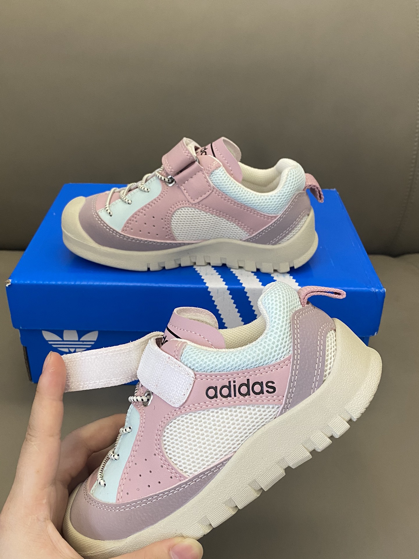 图片[3]-原图直出🌟 我又挖到宝啦‼️AD HA拼色网面魔术贴运动鞋登山鞋鞋面采用合成革织物，大网眼设计，清爽透气💨便捷魔术贴，方便宝贝自己穿脱🤩鞋头防撞踢，保护宝贝脚趾，橡胶鞋底防滑耐磨✅质量杠杠的，脚感舒适柔软细腻-选品中心