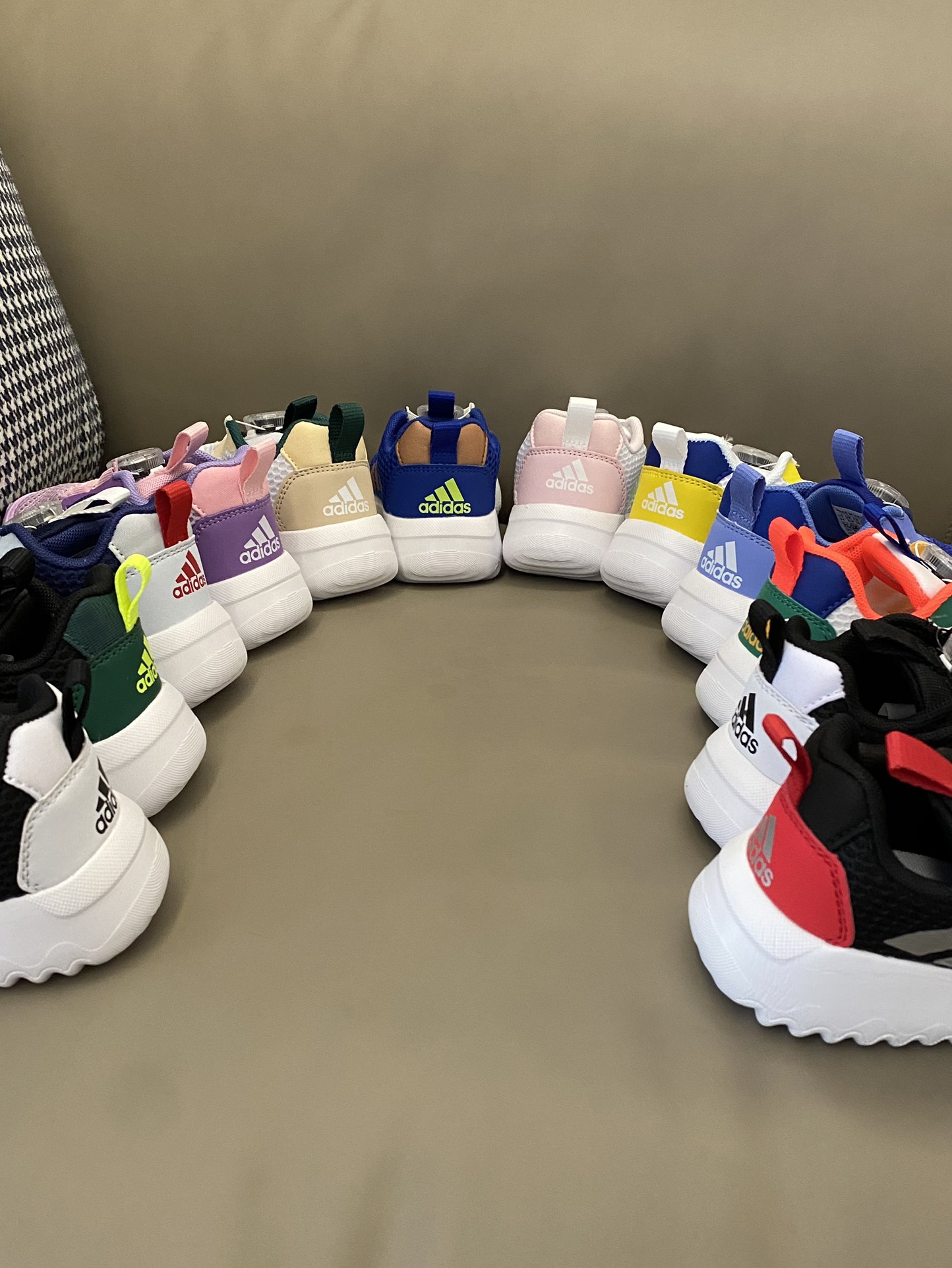 图片[4]-原图直出🌟 轻盈透气的鞋体让你即使在激烈运动时也能保持乾爽清凉😎特殊的橡胶抗滑鞋底则能帮宝贝在各种地面稳健奔行，无惧挑战～无论是短距离冲刺还是长距离马拉松，都可以轻松应对🤗-选品中心