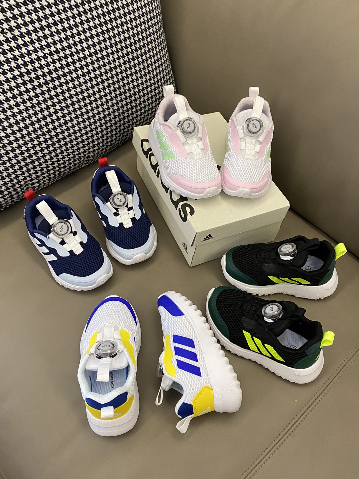 图片[7]-原图直出🌟 轻盈透气的鞋体让你即使在激烈运动时也能保持乾爽清凉😎特殊的橡胶抗滑鞋底则能帮宝贝在各种地面稳健奔行，无惧挑战～无论是短距离冲刺还是长距离马拉松，都可以轻松应对🤗-选品中心