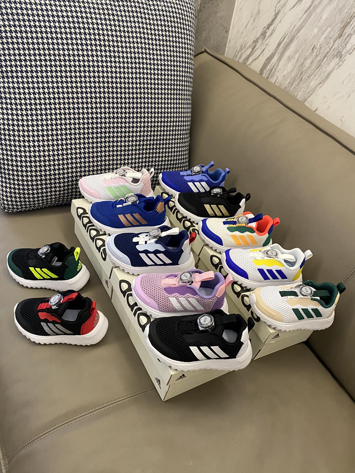 图片[8]-原图直出🌟 轻盈透气的鞋体让你即使在激烈运动时也能保持乾爽清凉😎特殊的橡胶抗滑鞋底则能帮宝贝在各种地面稳健奔行，无惧挑战～无论是短距离冲刺还是长距离马拉松，都可以轻松应对🤗-选品中心