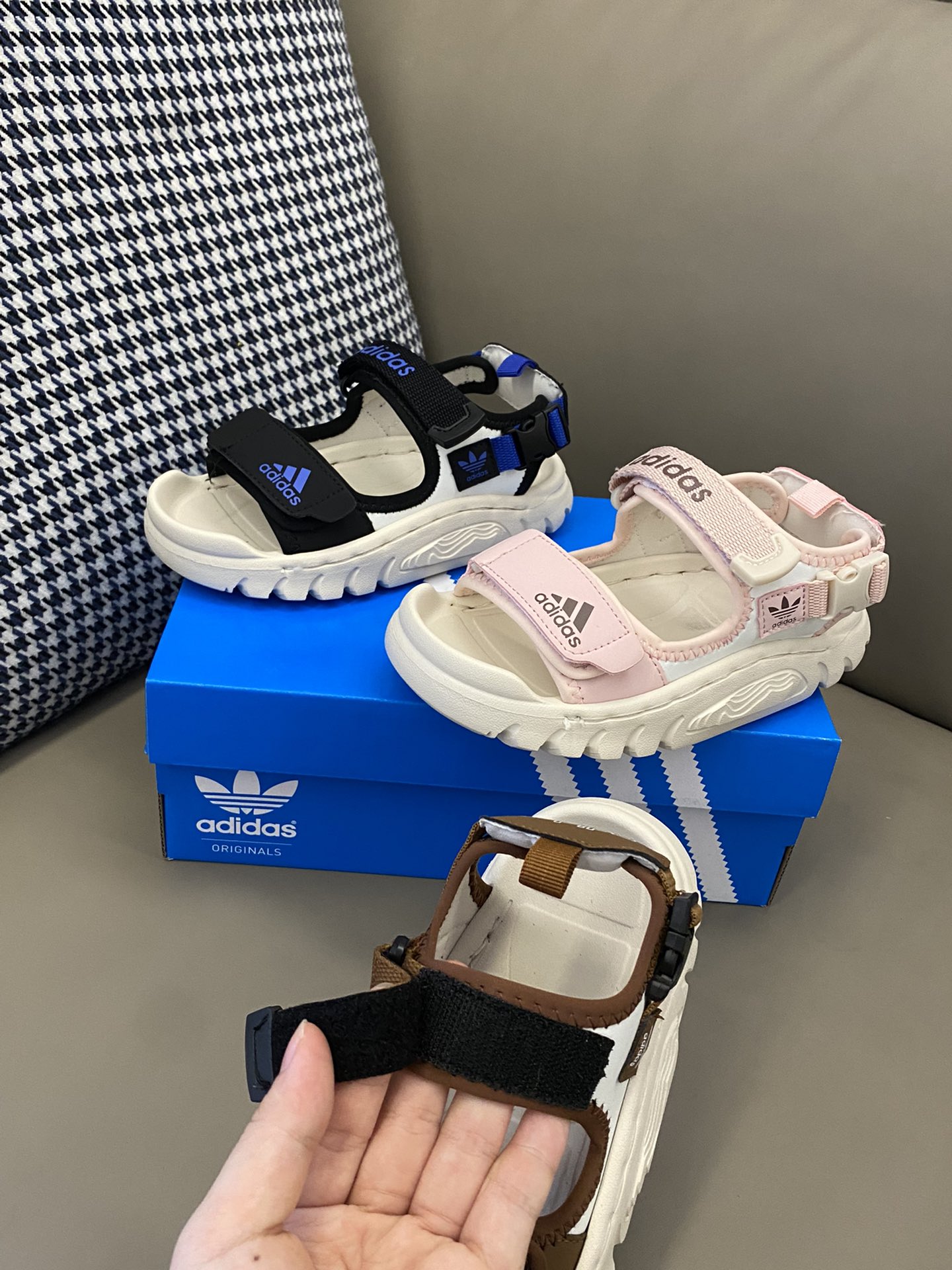 图片[6]-原图直出🌟 wow～舒适又不单调🌟AD 包头二杠魔术贴凉鞋，鞋头采用包头设计，保护宝贝脚趾避免受伤✅二杠魔术贴，方便调节贴合脚型🤩耐磨橡胶鞋底，防滑耐磨😍-选品中心