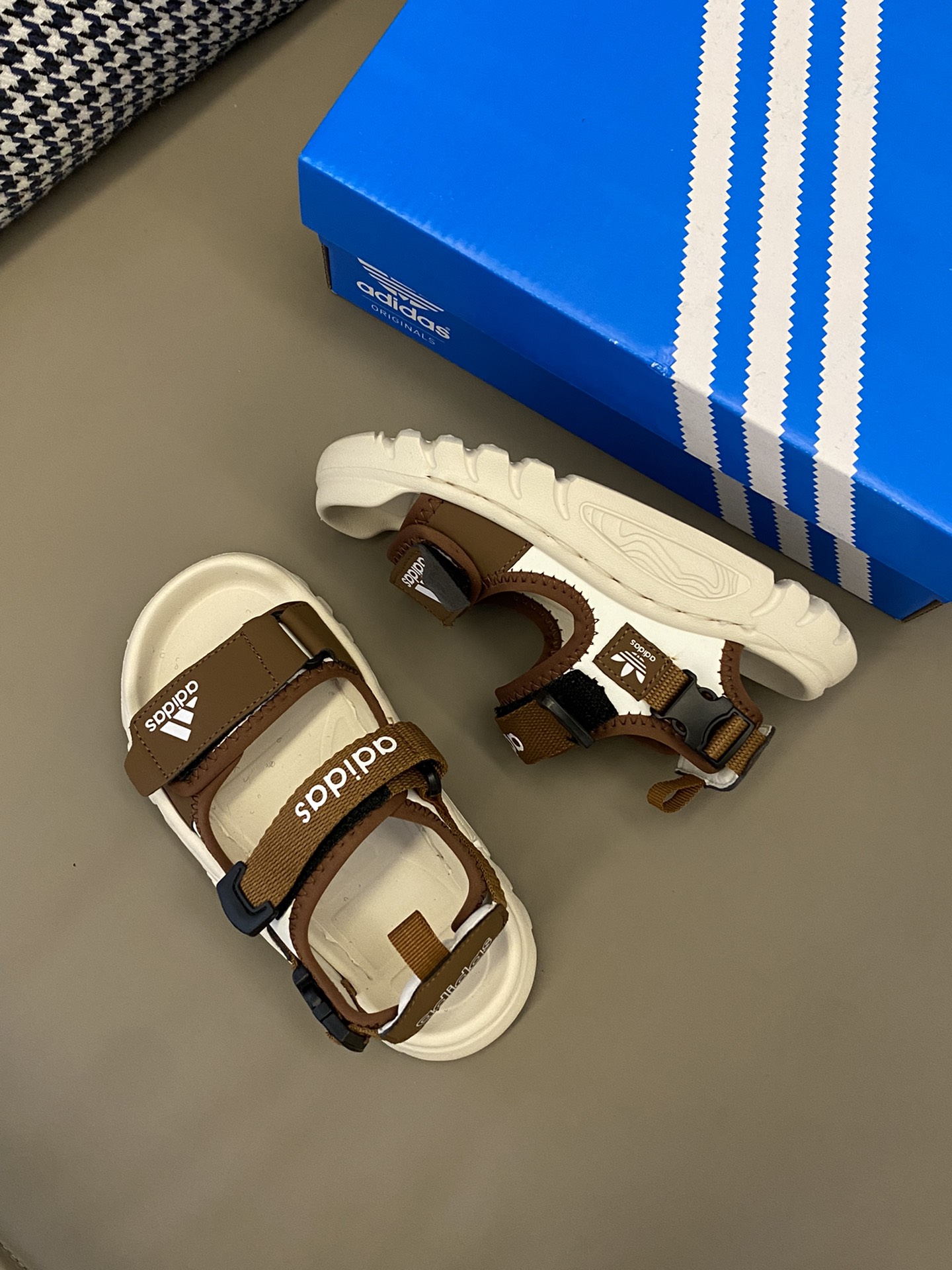 原图直出🌟 wow～舒适又不单调🌟AD 包头二杠魔术贴凉鞋，鞋头采用包头设计，保护宝贝脚趾避免受伤✅二杠魔术贴，方便调节贴合脚型🤩耐磨橡胶鞋底，防滑耐磨😍-选品中心