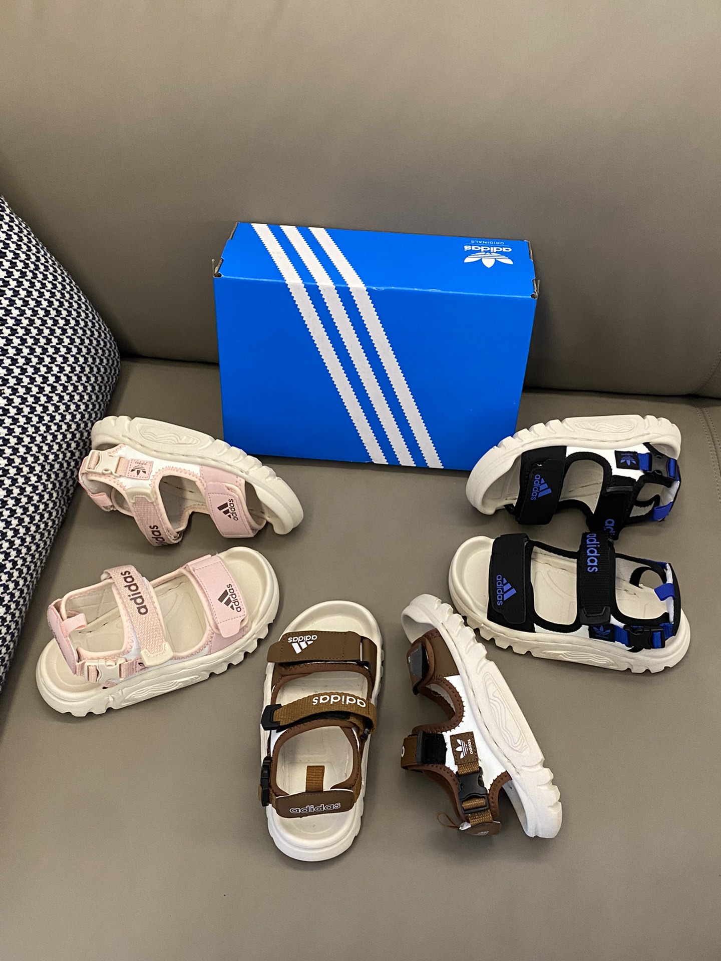 图片[4]-原图直出🌟 wow～舒适又不单调🌟AD 包头二杠魔术贴凉鞋，鞋头采用包头设计，保护宝贝脚趾避免受伤✅二杠魔术贴，方便调节贴合脚型🤩耐磨橡胶鞋底，防滑耐磨😍-选品中心