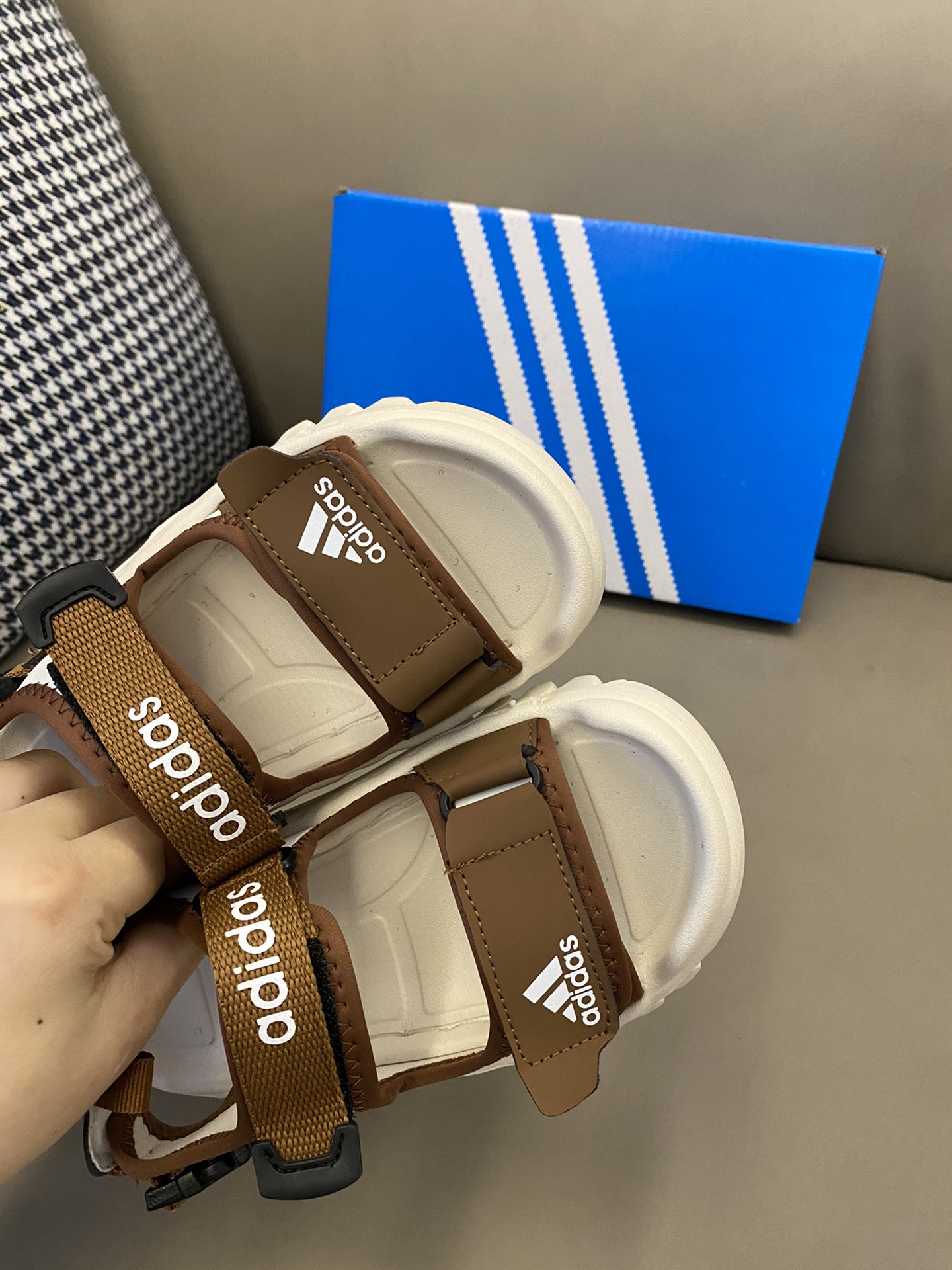 图片[7]-原图直出🌟 wow～舒适又不单调🌟AD 包头二杠魔术贴凉鞋，鞋头采用包头设计，保护宝贝脚趾避免受伤✅二杠魔术贴，方便调节贴合脚型🤩耐磨橡胶鞋底，防滑耐磨😍-选品中心