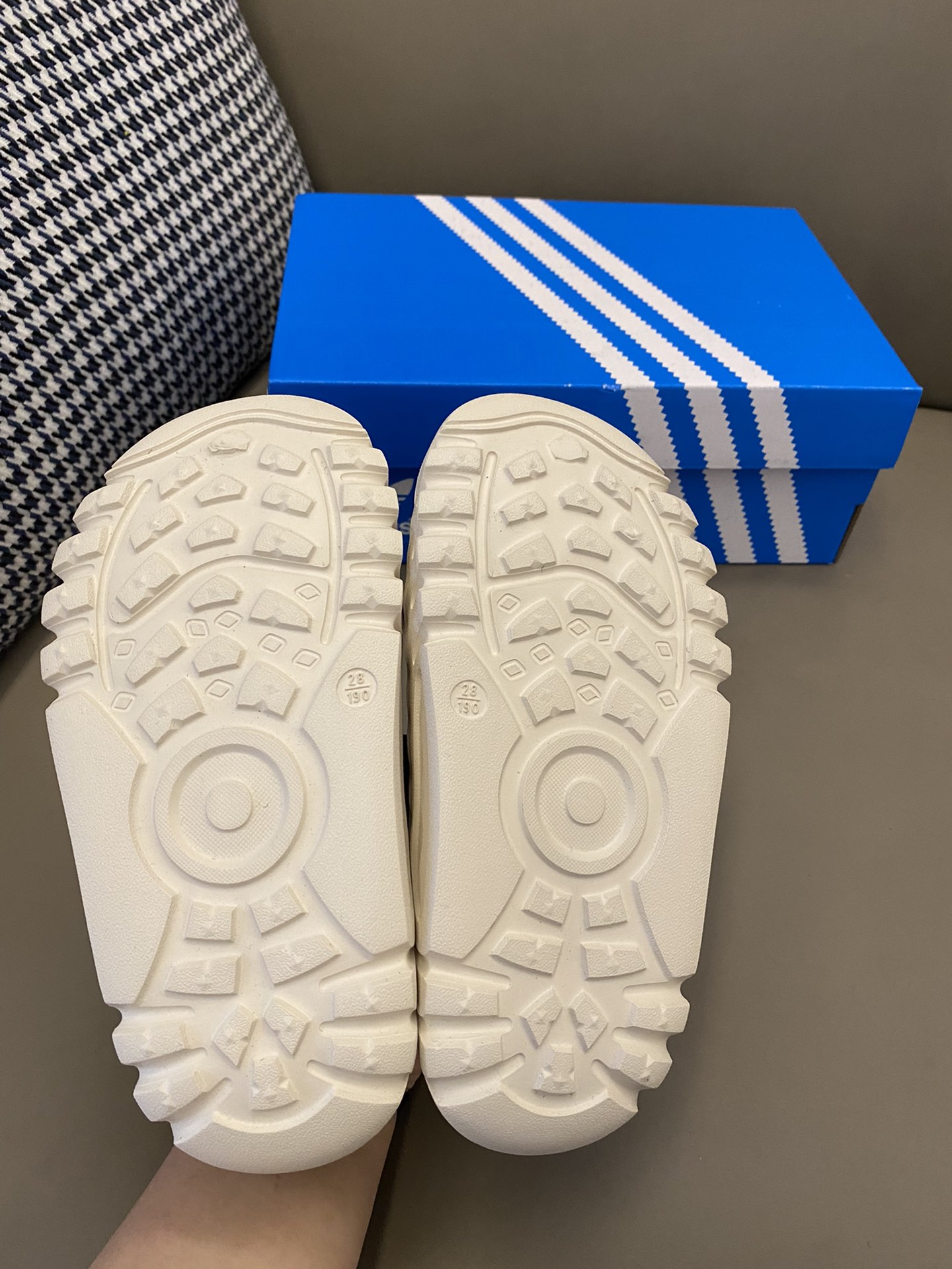 图片[9]-原图直出🌟 wow～舒适又不单调🌟AD 包头二杠魔术贴凉鞋，鞋头采用包头设计，保护宝贝脚趾避免受伤✅二杠魔术贴，方便调节贴合脚型🤩耐磨橡胶鞋底，防滑耐磨😍-选品中心