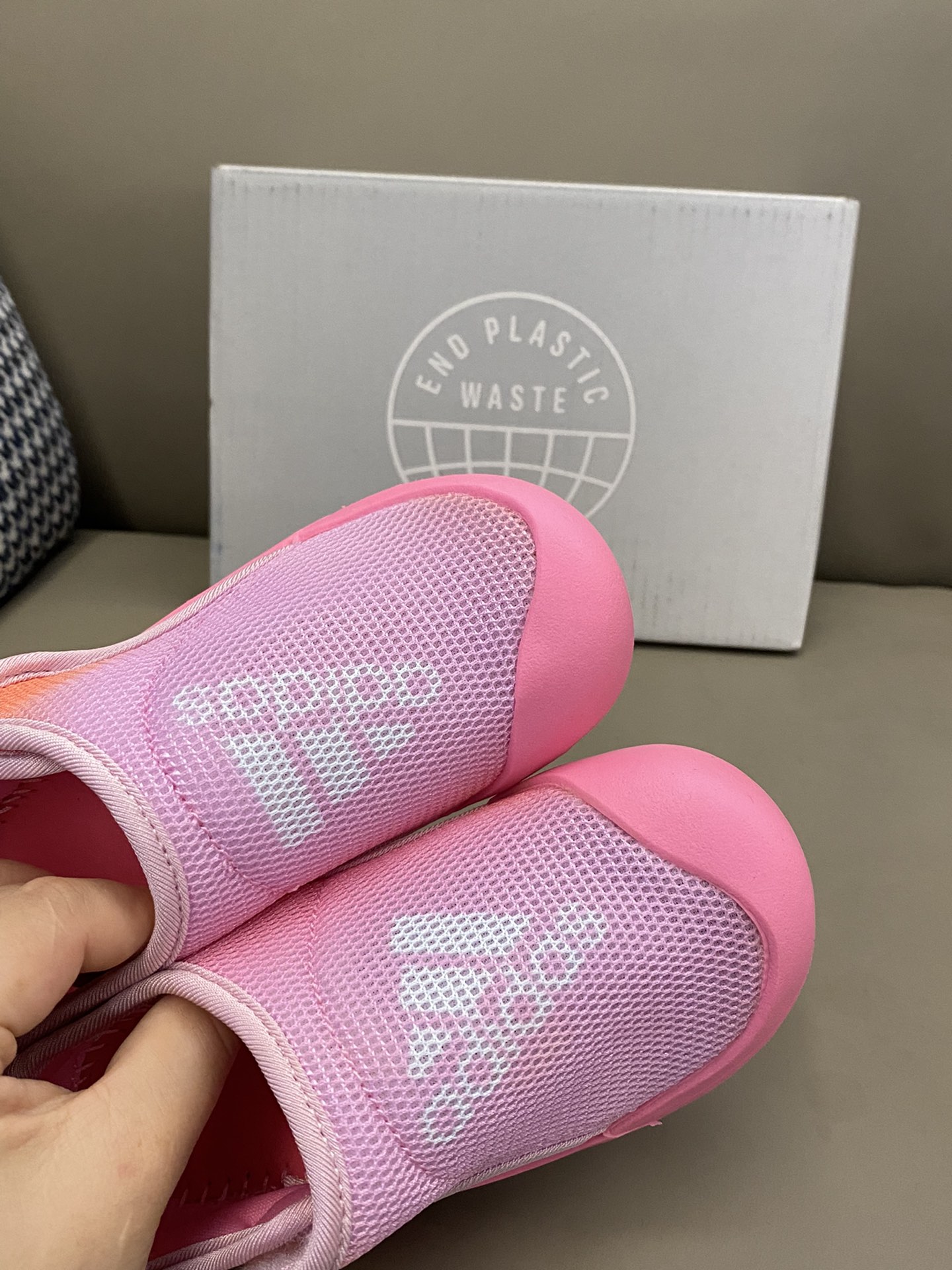 图片[7]-原图直出🌟 AD 包头三代网面魔术贴凉鞋，鞋面网孔设计，很透气，踩水也不怕闷脚💨魔术贴设计，方便宝贝穿脱，鞋底EVA橡胶，柔软缓震，支撑力强👍🏻包脚设计也能避免宝贝跑跳时受伤🤩-选品中心