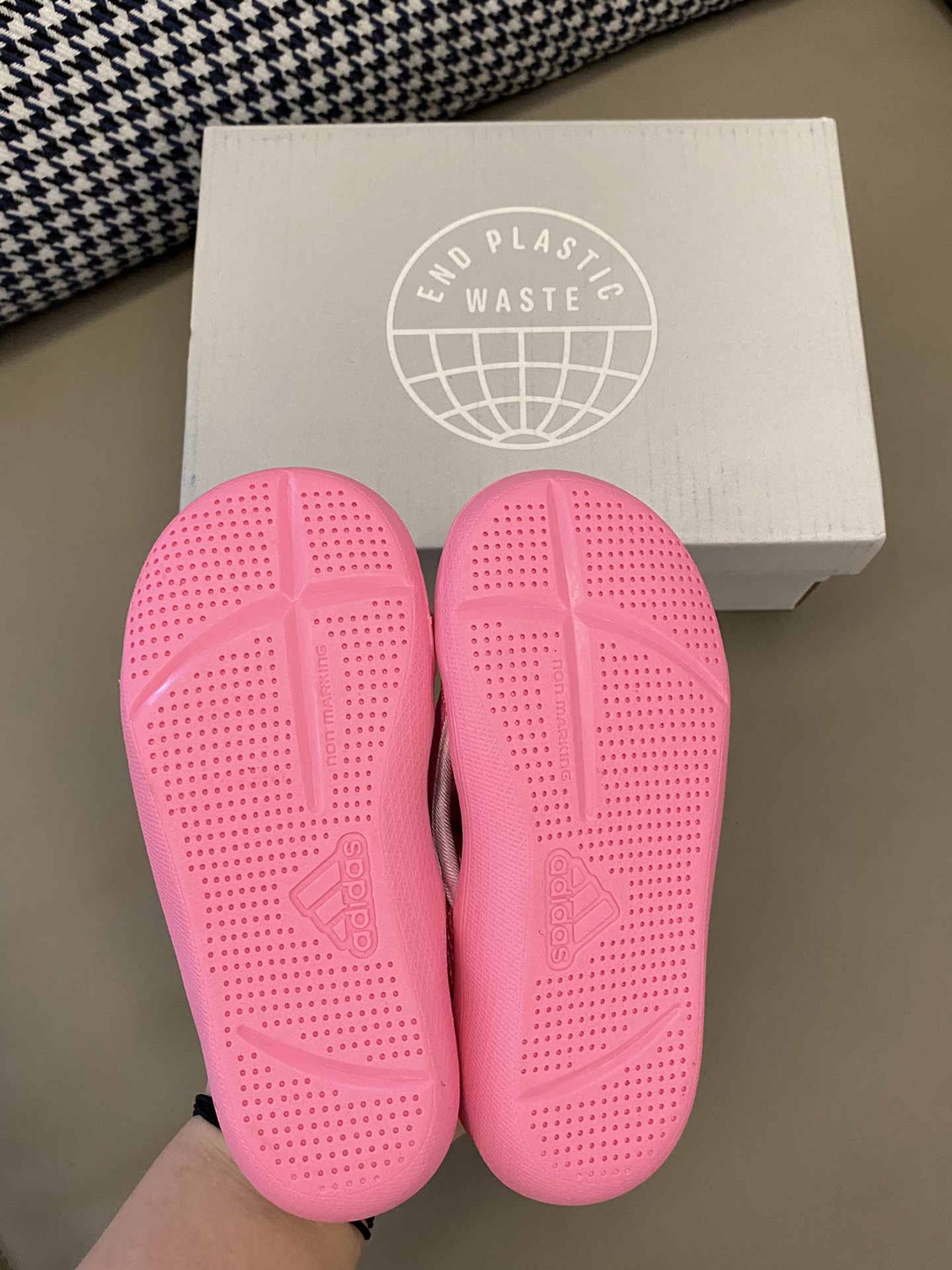 图片[9]-原图直出🌟 AD 包头三代网面魔术贴凉鞋，鞋面网孔设计，很透气，踩水也不怕闷脚💨魔术贴设计，方便宝贝穿脱，鞋底EVA橡胶，柔软缓震，支撑力强👍🏻包脚设计也能避免宝贝跑跳时受伤🤩-选品中心