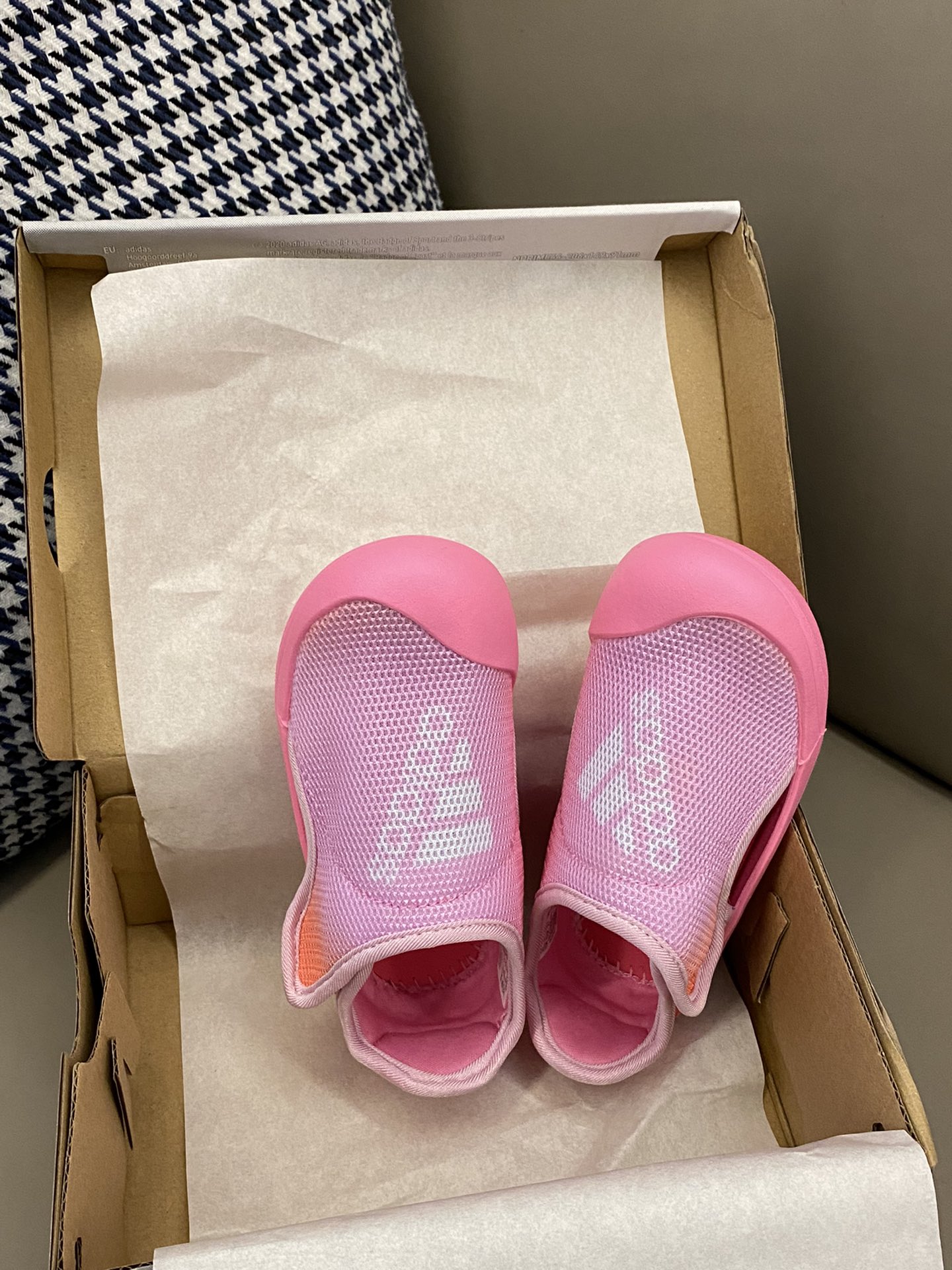 原图直出🌟 AD 包头三代网面魔术贴凉鞋，鞋面网孔设计，很透气，踩水也不怕闷脚💨魔术贴设计，方便宝贝穿脱，鞋底EVA橡胶，柔软缓震，支撑力强👍🏻包脚设计也能避免宝贝跑跳时受伤🤩-选品中心