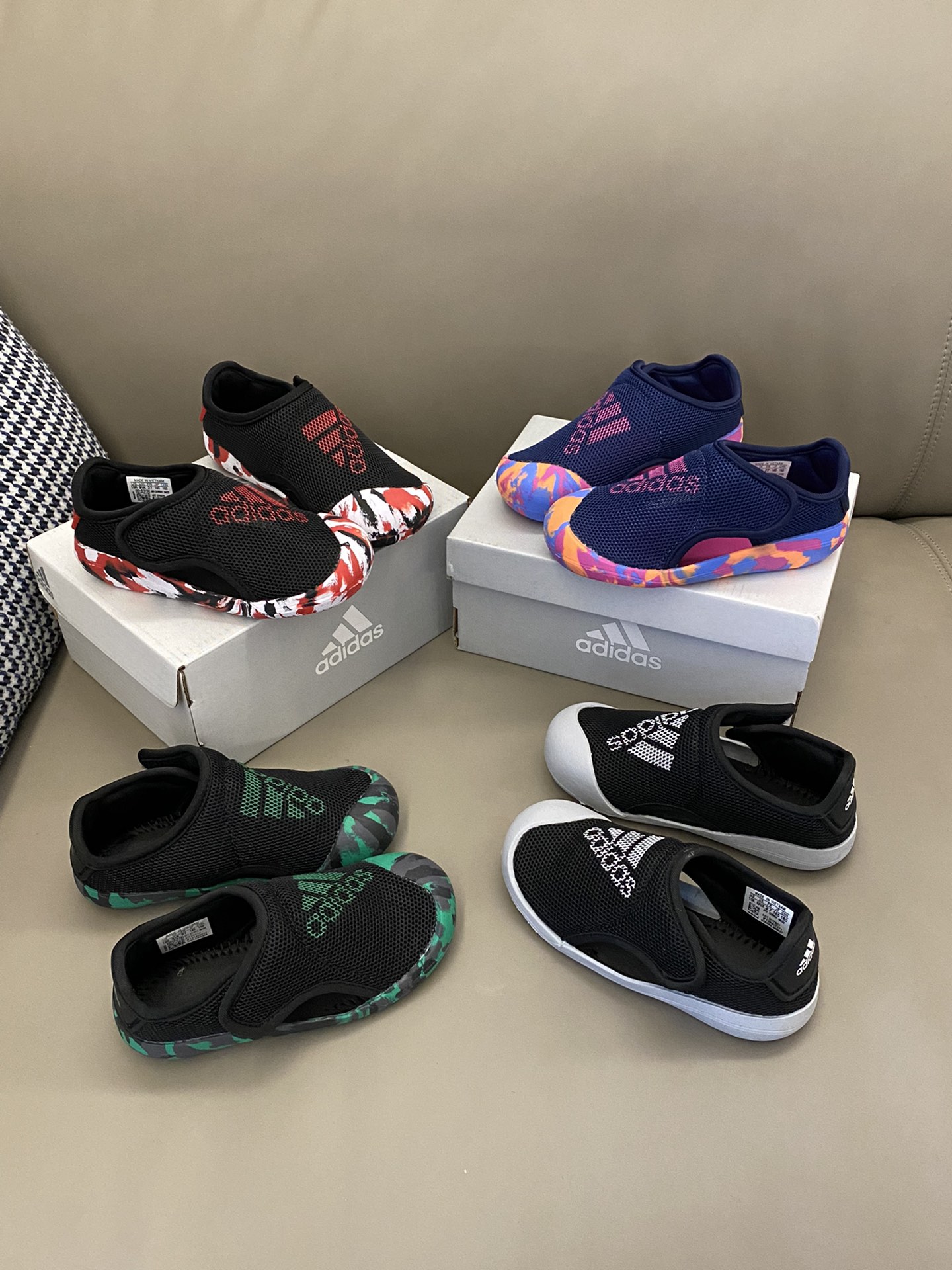 图片[2]-原图直出🌟 AD 包头三代网面魔术贴凉鞋，鞋面网孔设计，很透气，踩水也不怕闷脚💨魔术贴设计，方便宝贝穿脱，鞋底EVA橡胶，柔软缓震，支撑力强👍🏻包脚设计也能避免宝贝跑跳时受伤🤩-选品中心