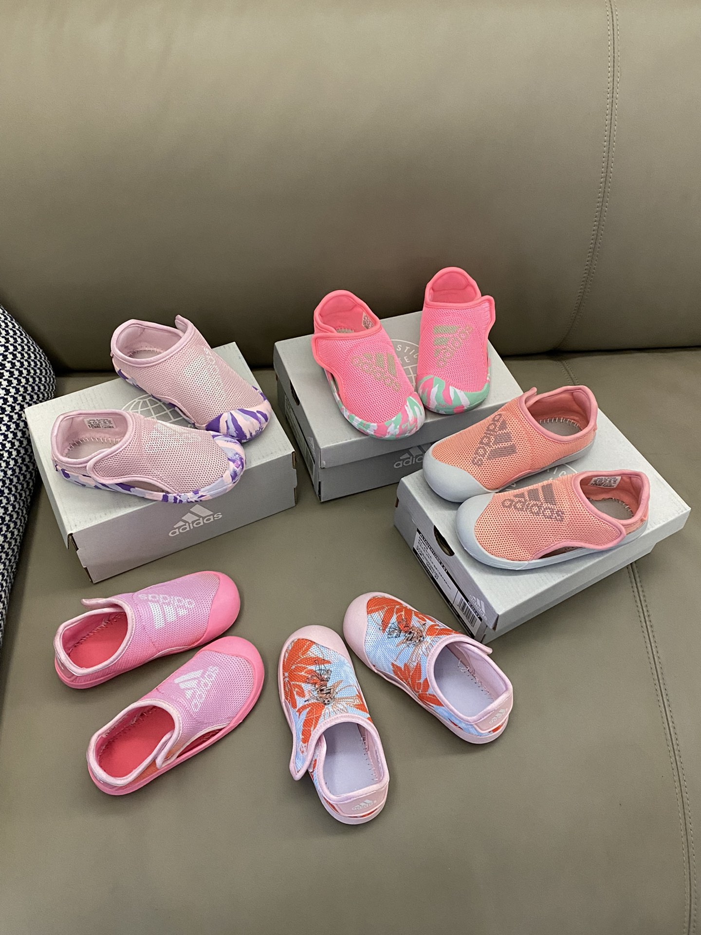 图片[6]-原图直出🌟 AD 包头三代网面魔术贴凉鞋，鞋面网孔设计，很透气，踩水也不怕闷脚💨魔术贴设计，方便宝贝穿脱，鞋底EVA橡胶，柔软缓震，支撑力强👍🏻包脚设计也能避免宝贝跑跳时受伤🤩-选品中心