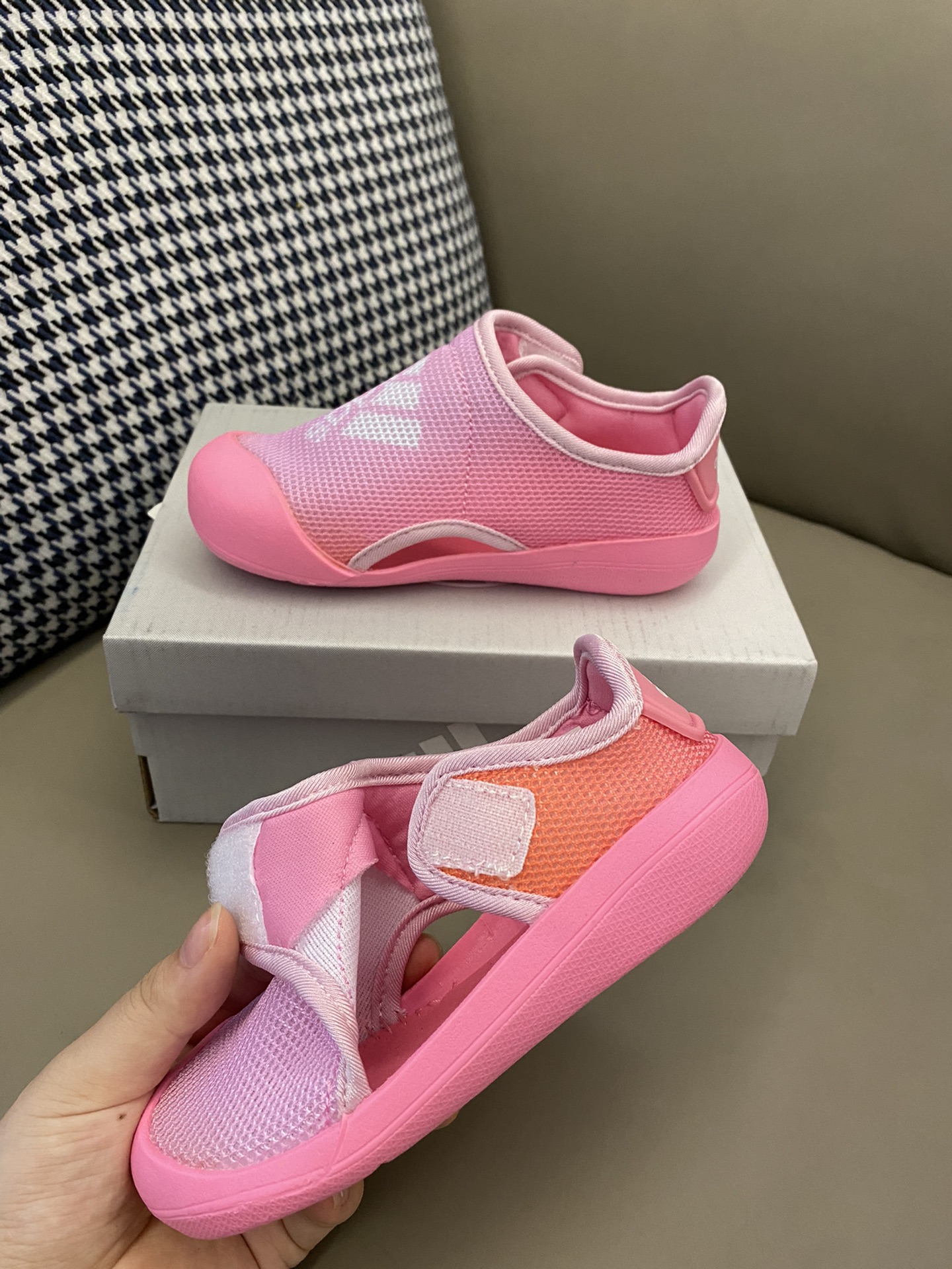 图片[3]-原图直出🌟 AD 包头三代网面魔术贴凉鞋，鞋面网孔设计，很透气，踩水也不怕闷脚💨魔术贴设计，方便宝贝穿脱，鞋底EVA橡胶，柔软缓震，支撑力强👍🏻包脚设计也能避免宝贝跑跳时受伤🤩-选品中心