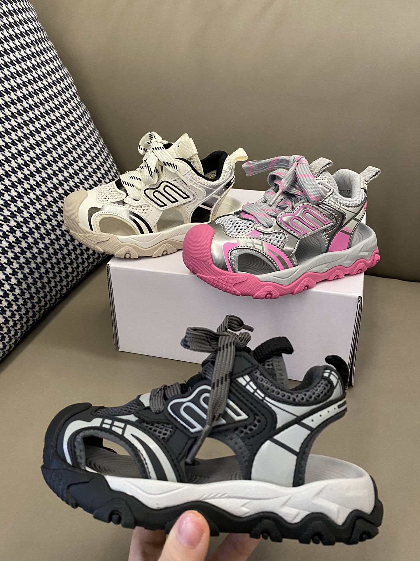 图片[3]-原图直出🌟 简直是时髦宝贝必备单品🔥拯救了整个夏天⛱️ BALENCIAGA 10XL镂空内侧魔术贴凉鞋💫镂空设计，清爽透气💨鞋面采用鞋带点缀，内侧魔术贴设计，方便宝贝自己穿脱😍搭配什么衣服都酷酷的-选品中心