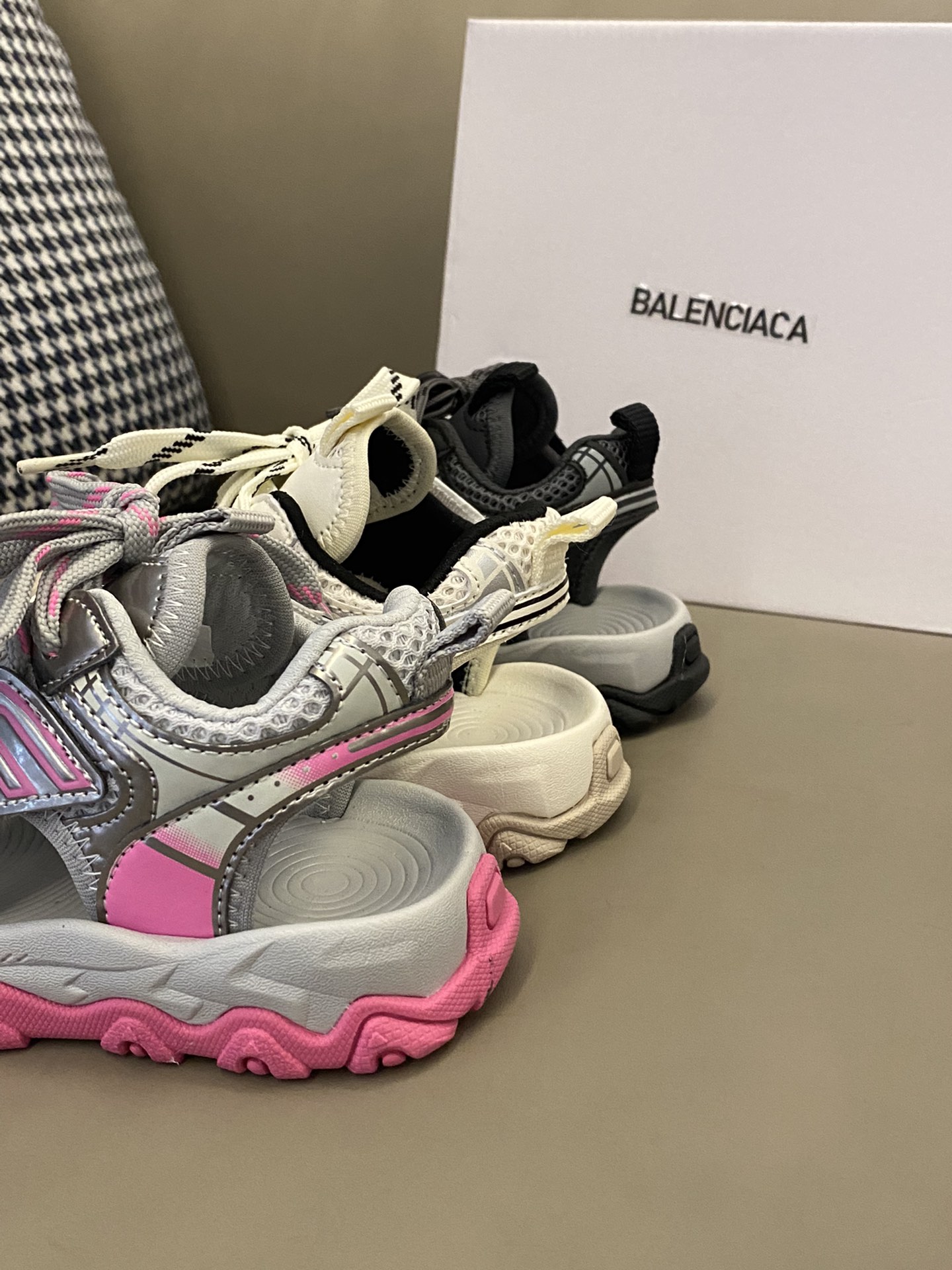 图片[4]-原图直出🌟 简直是时髦宝贝必备单品🔥拯救了整个夏天⛱️ BALENCIAGA 10XL镂空内侧魔术贴凉鞋💫镂空设计，清爽透气💨鞋面采用鞋带点缀，内侧魔术贴设计，方便宝贝自己穿脱😍搭配什么衣服都酷酷的-选品中心