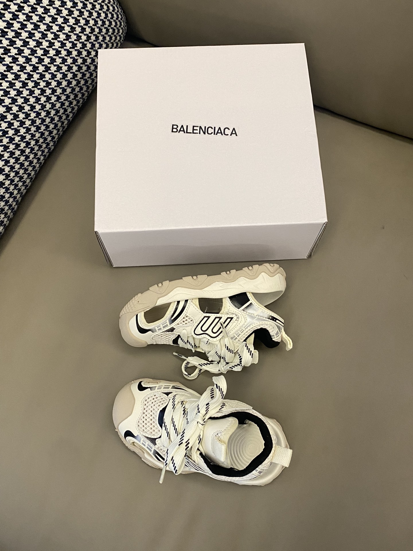 原图直出🌟 简直是时髦宝贝必备单品🔥拯救了整个夏天⛱️ BALENCIAGA 10XL镂空内侧魔术贴凉鞋💫镂空设计,清爽透气💨鞋面采用鞋带点缀,内侧魔术贴设计,方便宝贝自己穿脱😍搭配什么衣服都酷酷的-选品中心