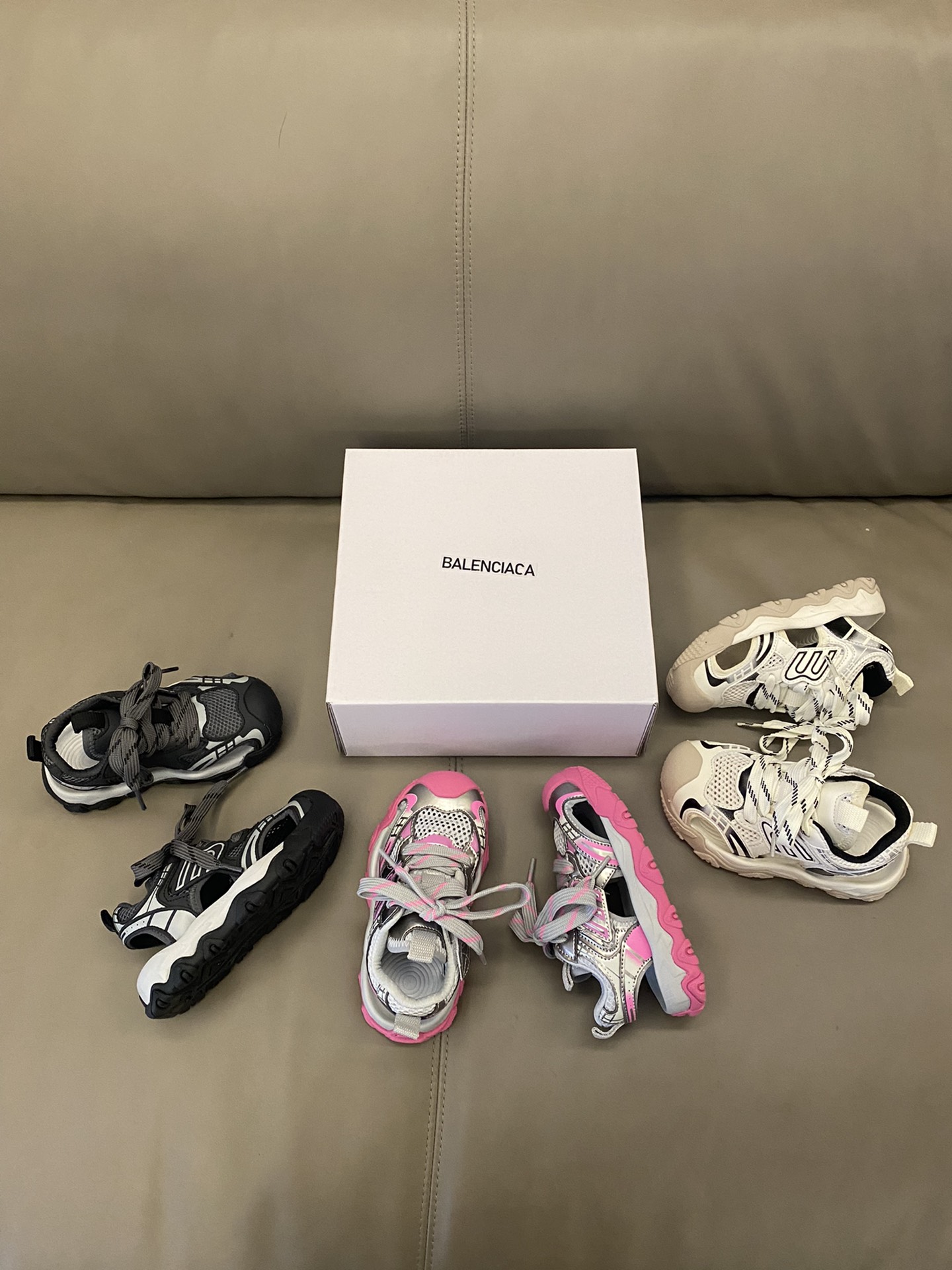 图片[5]-原图直出🌟 简直是时髦宝贝必备单品🔥拯救了整个夏天⛱️ BALENCIAGA 10XL镂空内侧魔术贴凉鞋💫镂空设计，清爽透气💨鞋面采用鞋带点缀，内侧魔术贴设计，方便宝贝自己穿脱😍搭配什么衣服都酷酷的-选品中心