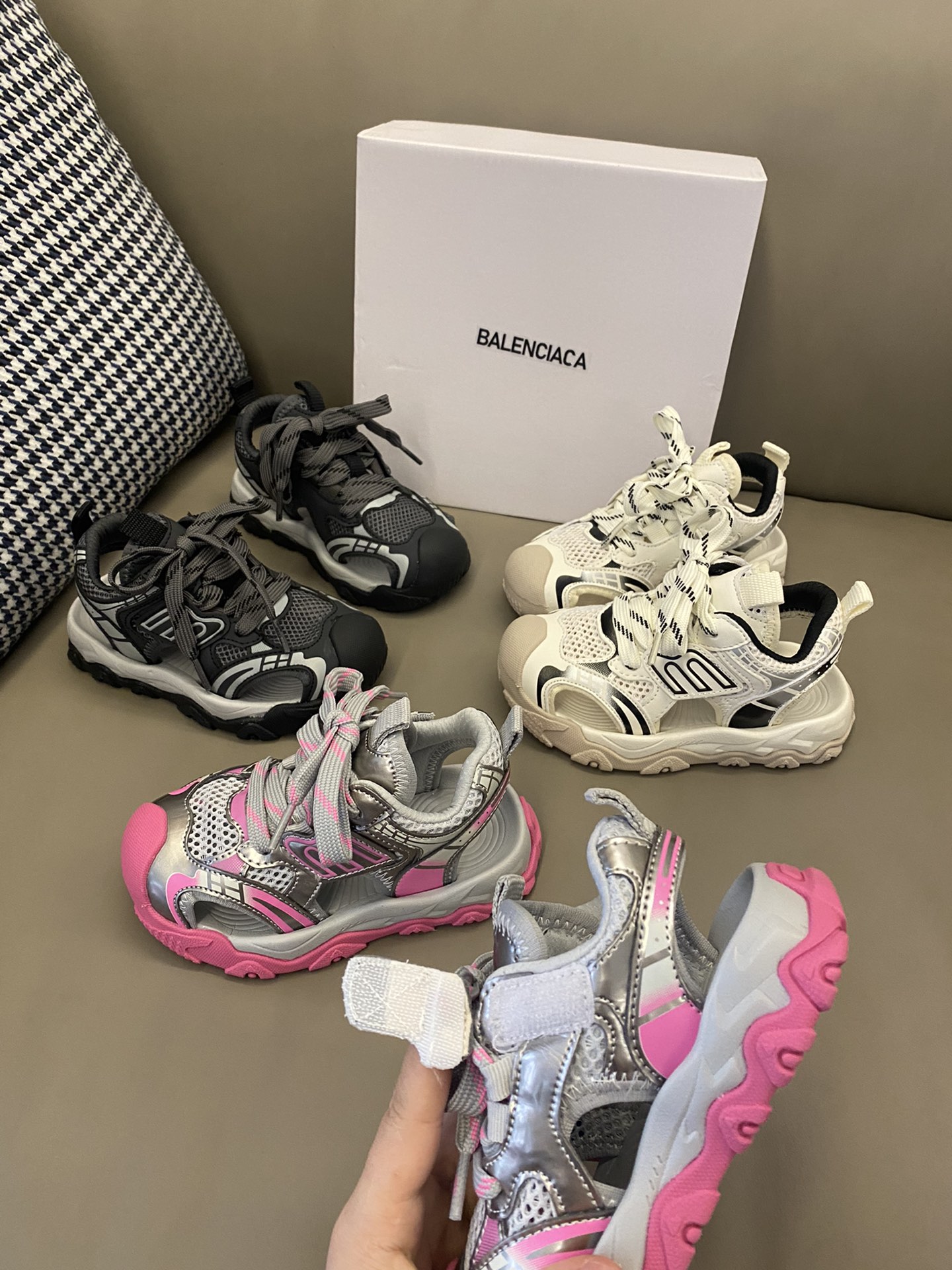 图片[6]-原图直出🌟 简直是时髦宝贝必备单品🔥拯救了整个夏天⛱️ BALENCIAGA 10XL镂空内侧魔术贴凉鞋💫镂空设计，清爽透气💨鞋面采用鞋带点缀，内侧魔术贴设计，方便宝贝自己穿脱😍搭配什么衣服都酷酷的-选品中心