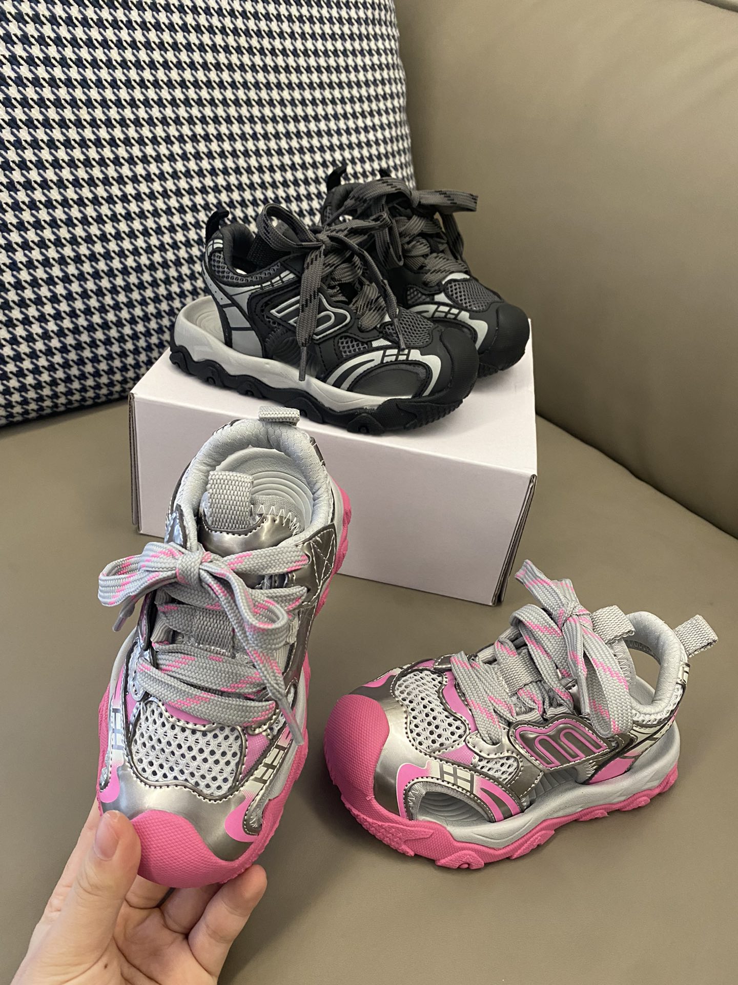 图片[2]-原图直出🌟 简直是时髦宝贝必备单品🔥拯救了整个夏天⛱️ BALENCIAGA 10XL镂空内侧魔术贴凉鞋💫镂空设计，清爽透气💨鞋面采用鞋带点缀，内侧魔术贴设计，方便宝贝自己穿脱😍搭配什么衣服都酷酷的-选品中心