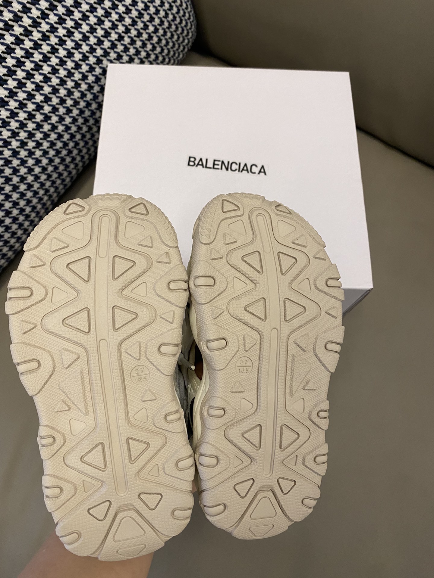 图片[8]-原图直出🌟 简直是时髦宝贝必备单品🔥拯救了整个夏天⛱️ BALENCIAGA 10XL镂空内侧魔术贴凉鞋💫镂空设计，清爽透气💨鞋面采用鞋带点缀，内侧魔术贴设计，方便宝贝自己穿脱😍搭配什么衣服都酷酷的-选品中心