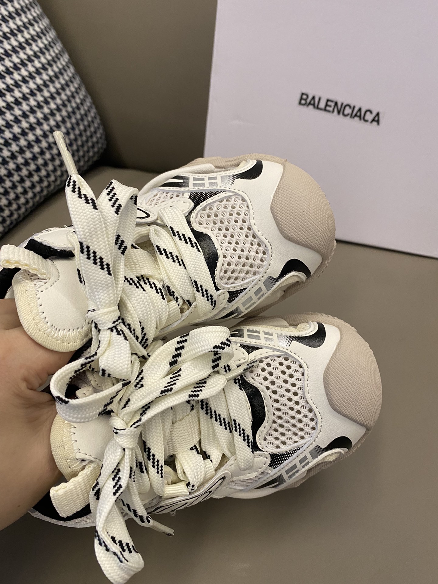 图片[7]-原图直出🌟 简直是时髦宝贝必备单品🔥拯救了整个夏天⛱️ BALENCIAGA 10XL镂空内侧魔术贴凉鞋💫镂空设计，清爽透气💨鞋面采用鞋带点缀，内侧魔术贴设计，方便宝贝自己穿脱😍搭配什么衣服都酷酷的-选品中心