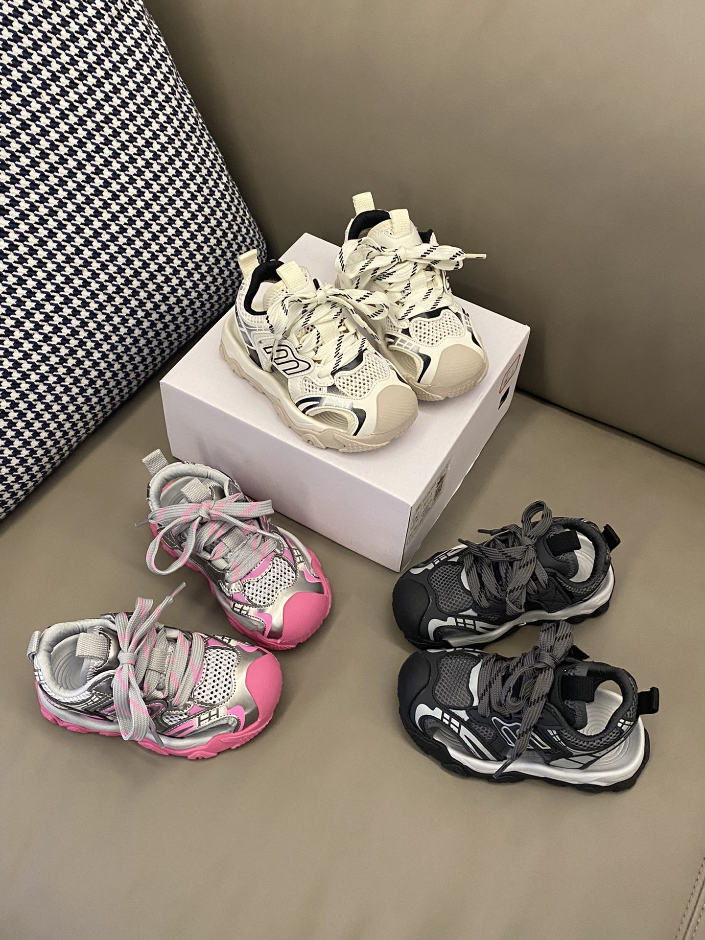 图片[9]-原图直出🌟 简直是时髦宝贝必备单品🔥拯救了整个夏天⛱️ BALENCIAGA 10XL镂空内侧魔术贴凉鞋💫镂空设计，清爽透气💨鞋面采用鞋带点缀，内侧魔术贴设计，方便宝贝自己穿脱😍搭配什么衣服都酷酷的-选品中心