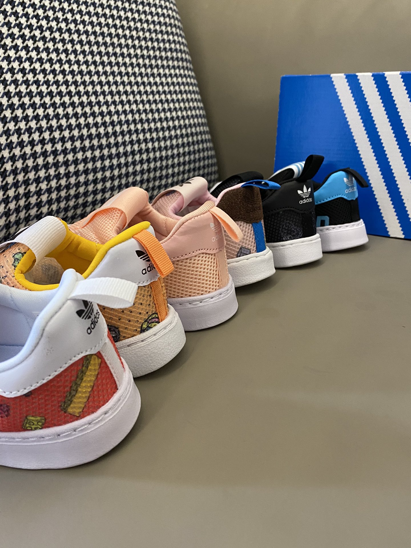 图片[4]-原图直出🌟 复购最多的鞋之一宝妈公认的好穿🔥 鞋面采用网眼设计，清爽透气💨后跟一脚蹬设计方便宝贝穿脱🥳推荐它有100种理由👻最好的理由就是好穿 （这款鞋子有几个配色生产的时候，中间有剪一刀，不是质量问题，有利于宝贝穿脱）-选品中心