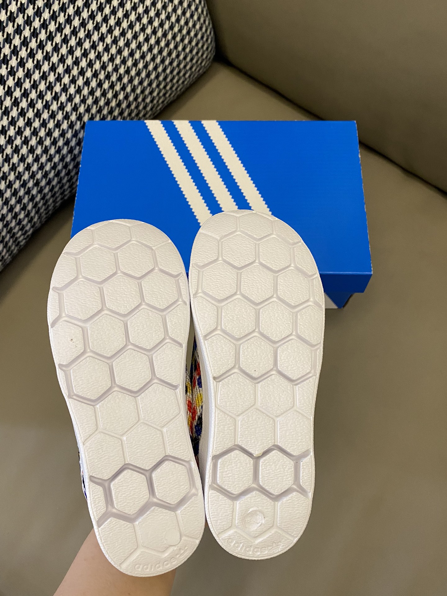 图片[9]-原图直出🌟 复购最多的鞋之一宝妈公认的好穿🔥 鞋面采用网眼设计，清爽透气💨后跟一脚蹬设计方便宝贝穿脱🥳推荐它有100种理由👻最好的理由就是好穿 （这款鞋子有几个配色生产的时候，中间有剪一刀，不是质量问题，有利于宝贝穿脱）-选品中心