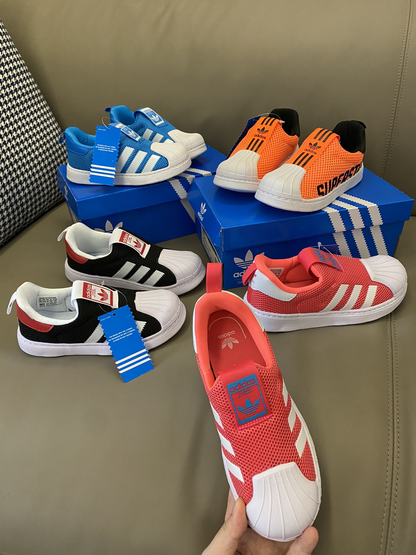 图片[8]-原图直出🌟 复购最多的鞋之一宝妈公认的好穿🔥 鞋面采用网眼设计，清爽透气💨后跟一脚蹬设计方便宝贝穿脱🥳推荐它有100种理由👻最好的理由就是好穿 （这款鞋子有几个配色生产的时候，中间有剪一刀，不是质量问题，有利于宝贝穿脱）-选品中心