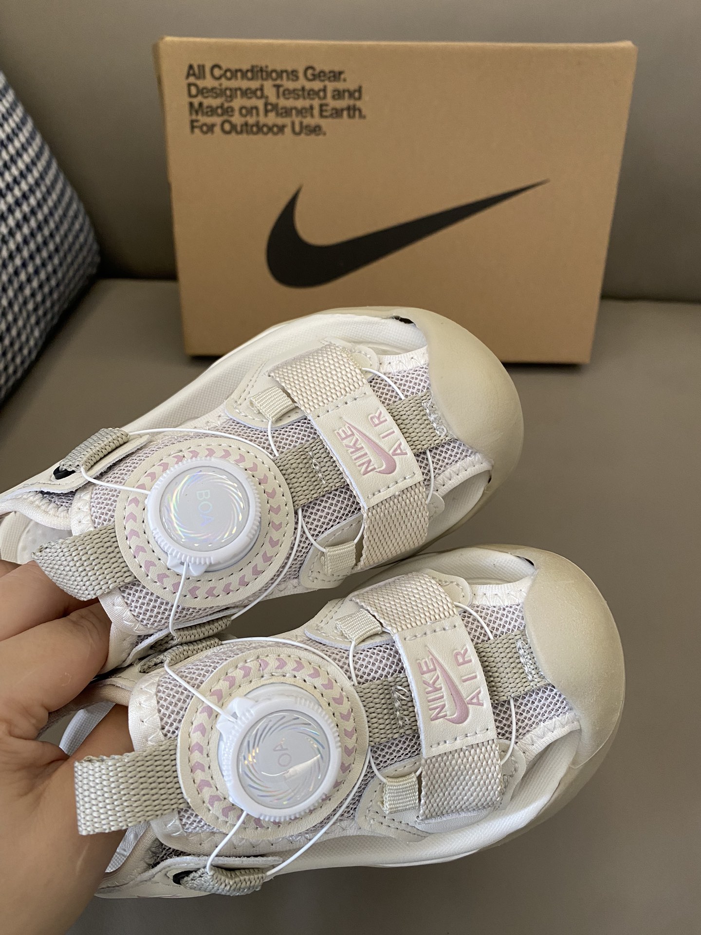 图片[7]-原图直出🌟 NK 包头旋转纽扣沙滩凉鞋，采用网布材质，具有出色的透气性和舒适性🤩旋转纽扣可以让宝贝们轻松穿上和脱下👻同时增加了鞋子的时候趣味性和时尚感😍包头设计，可以有效地保护宝贝脚趾👣避免受伤～-选品中心