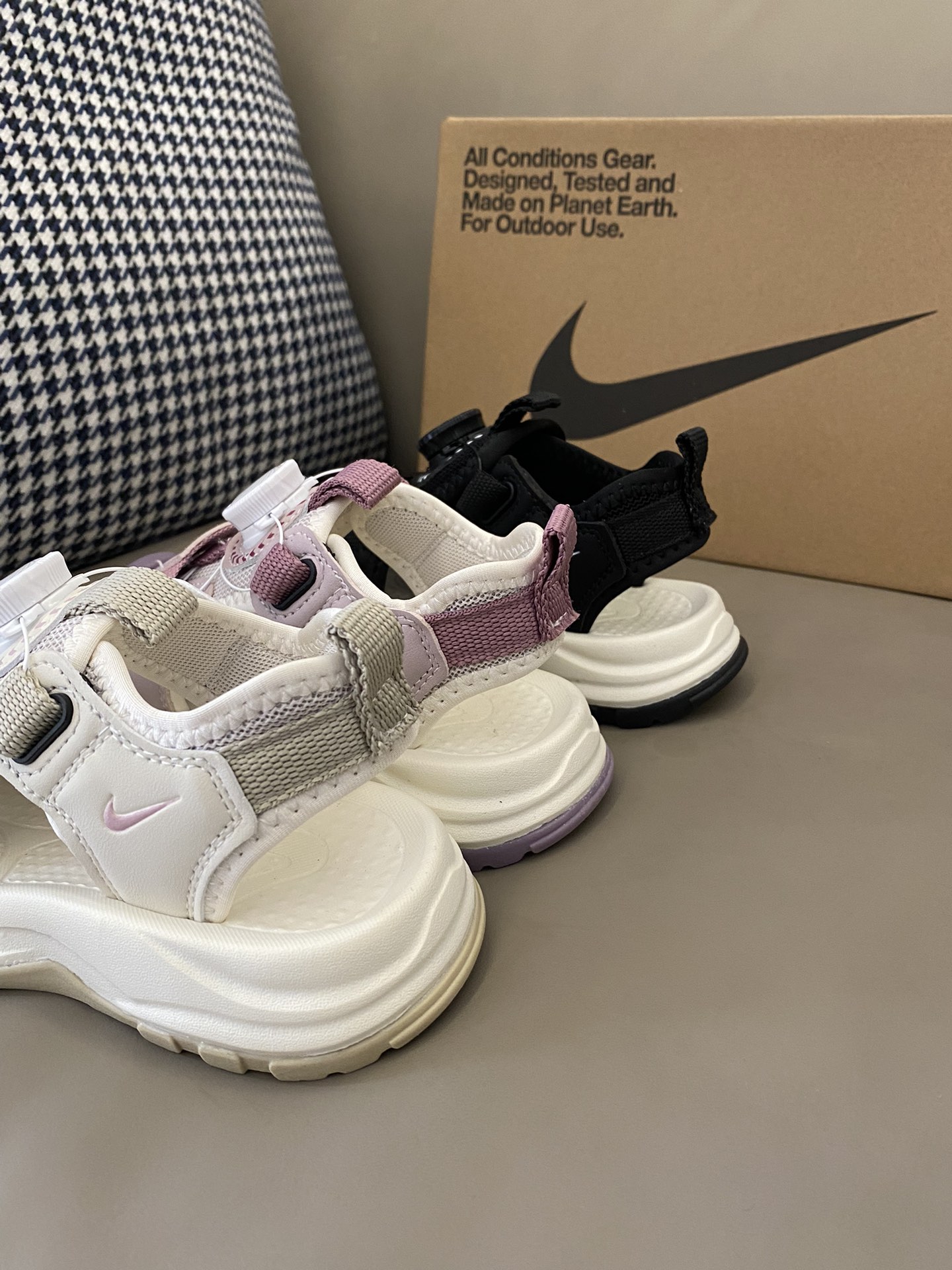 图片[4]-原图直出🌟 NK 包头旋转纽扣沙滩凉鞋，采用网布材质，具有出色的透气性和舒适性🤩旋转纽扣可以让宝贝们轻松穿上和脱下👻同时增加了鞋子的时候趣味性和时尚感😍包头设计，可以有效地保护宝贝脚趾👣避免受伤～-选品中心