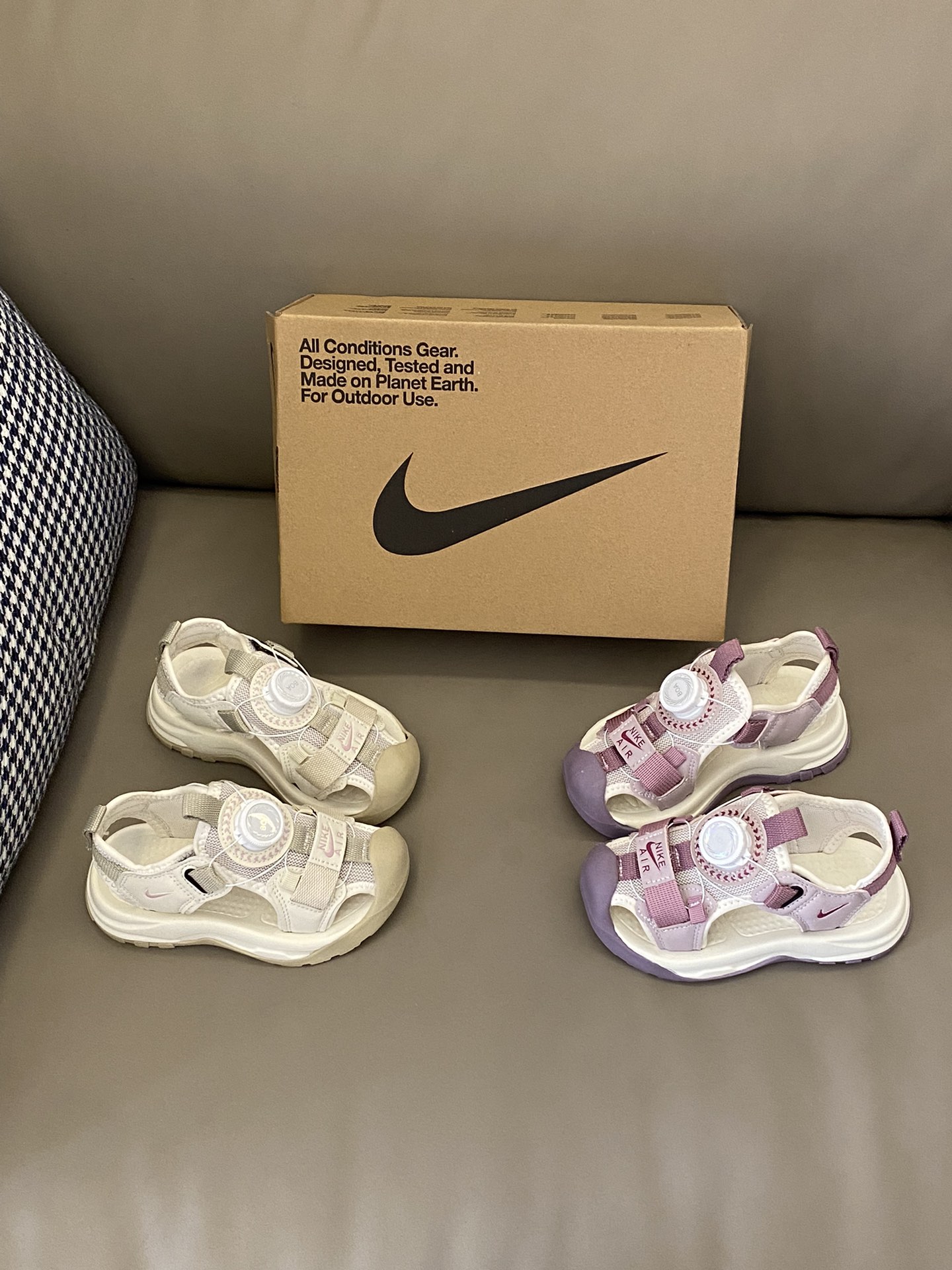 图片[2]-原图直出🌟 NK 包头旋转纽扣沙滩凉鞋，采用网布材质，具有出色的透气性和舒适性🤩旋转纽扣可以让宝贝们轻松穿上和脱下👻同时增加了鞋子的时候趣味性和时尚感😍包头设计，可以有效地保护宝贝脚趾👣避免受伤～-选品中心